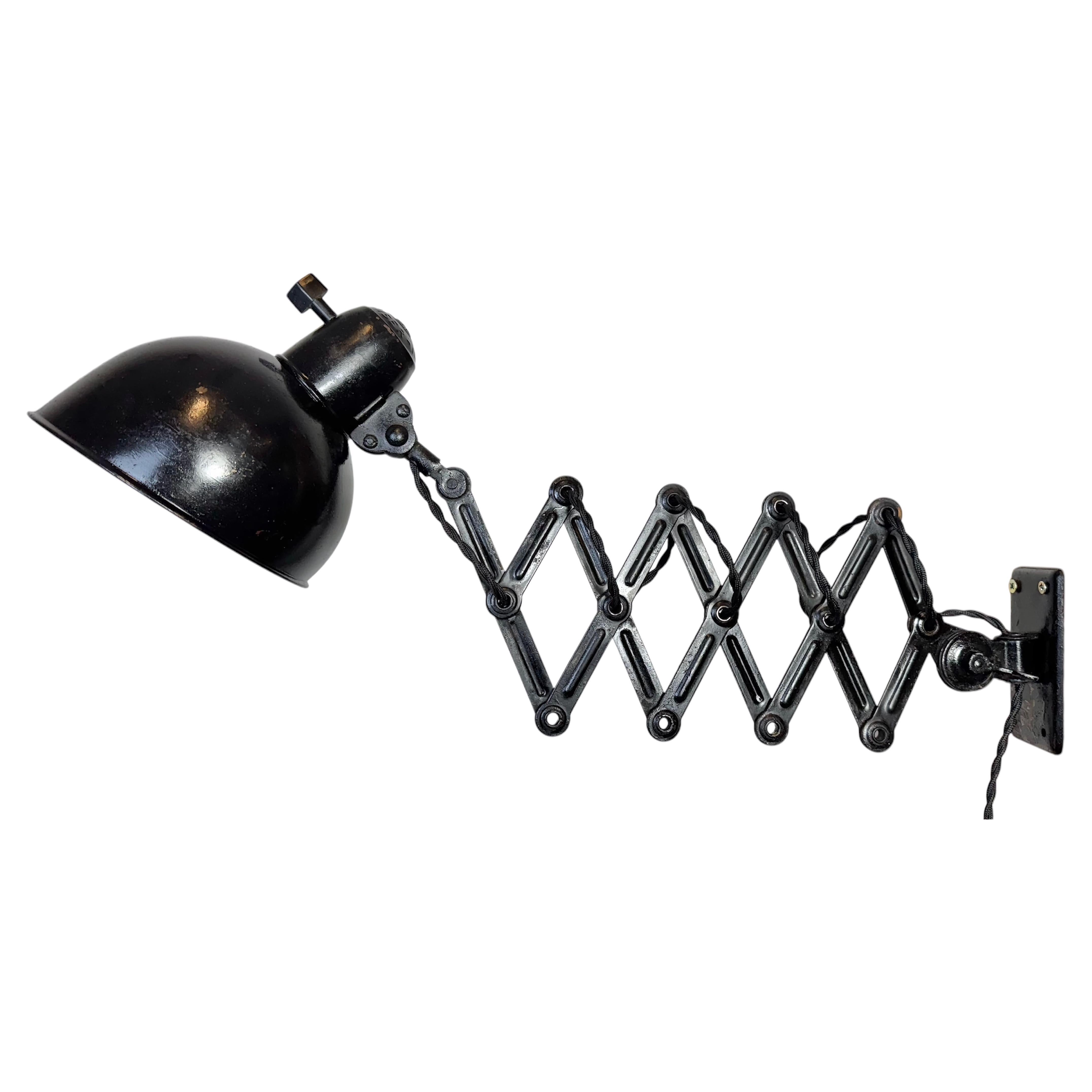 Lampada da parete a forbice Bauhaus industriale nera di Kaiser Idell, anni '30