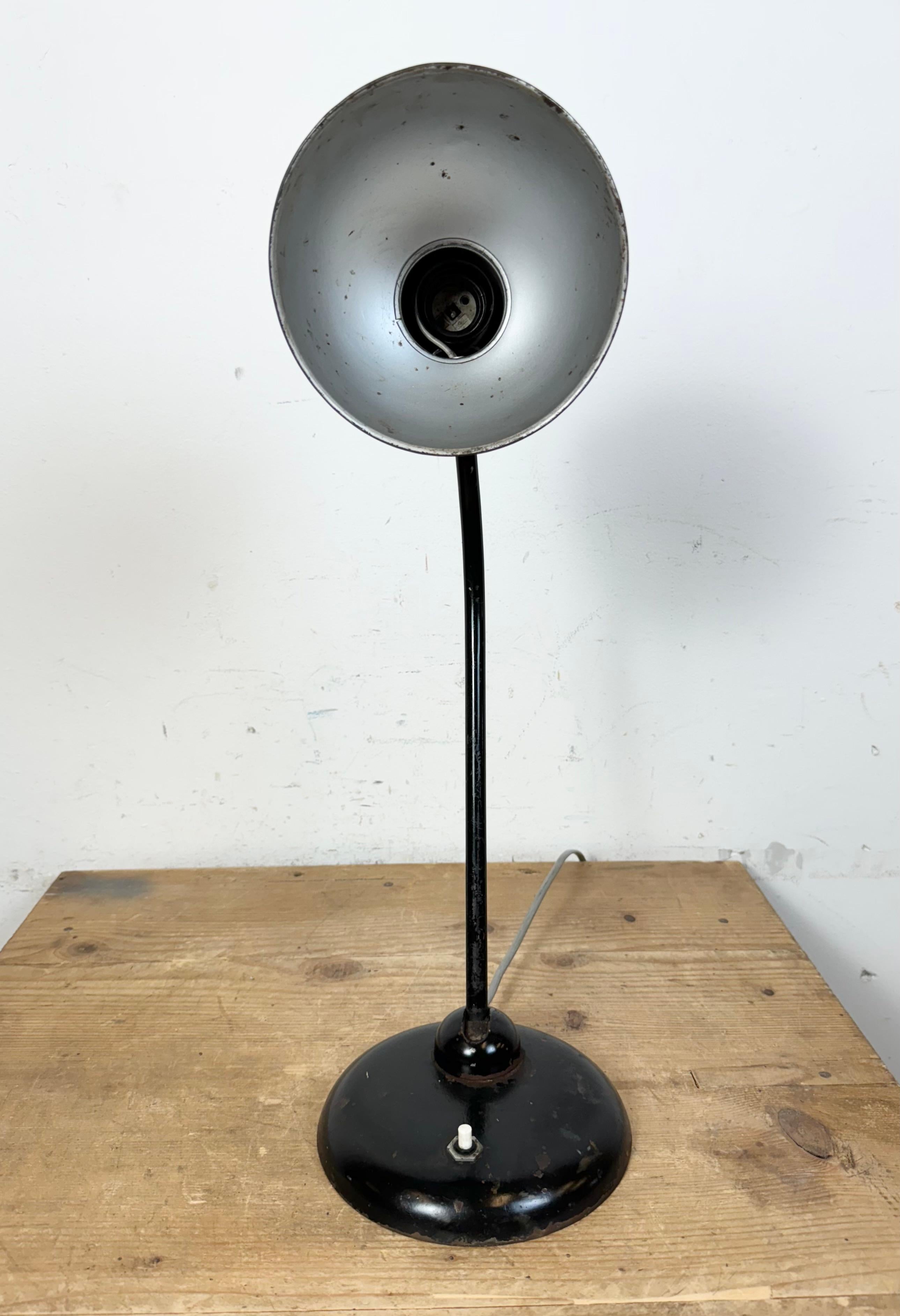 Lámpara de mesa industrial Bauhaus negra, años 30 en venta 3