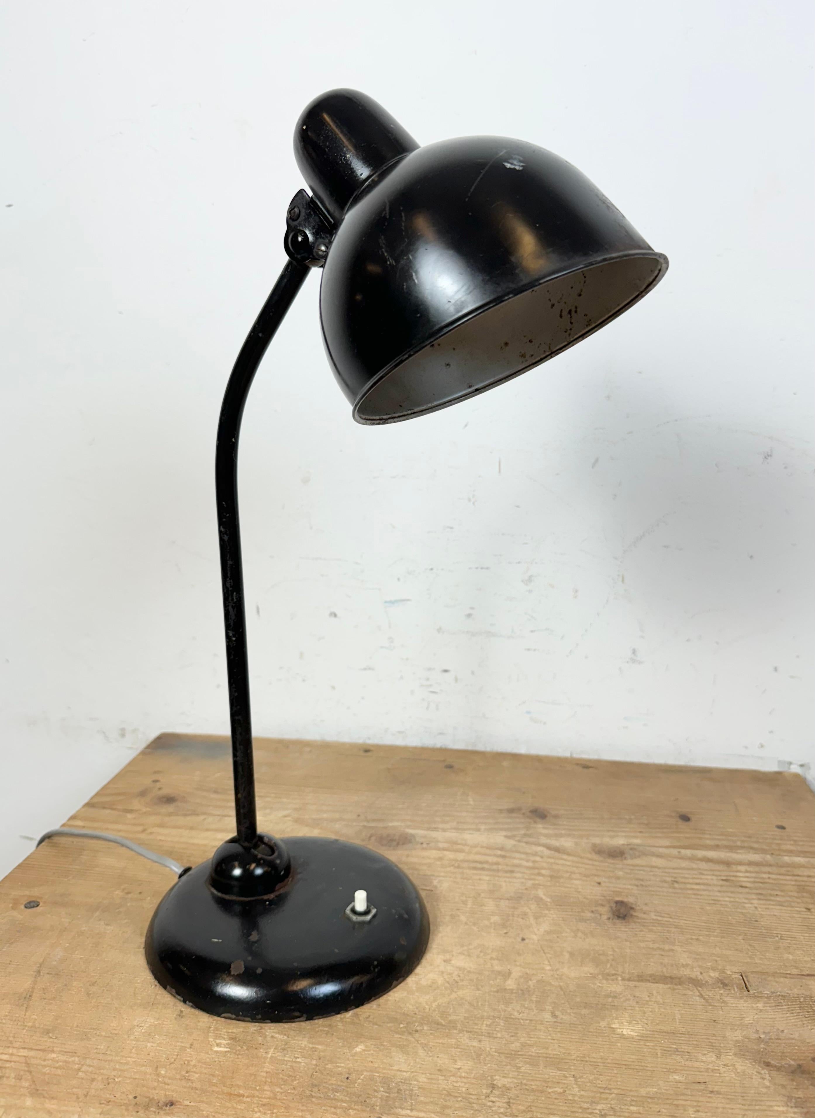 Lámpara de mesa industrial Bauhaus negra, años 30 en venta 5