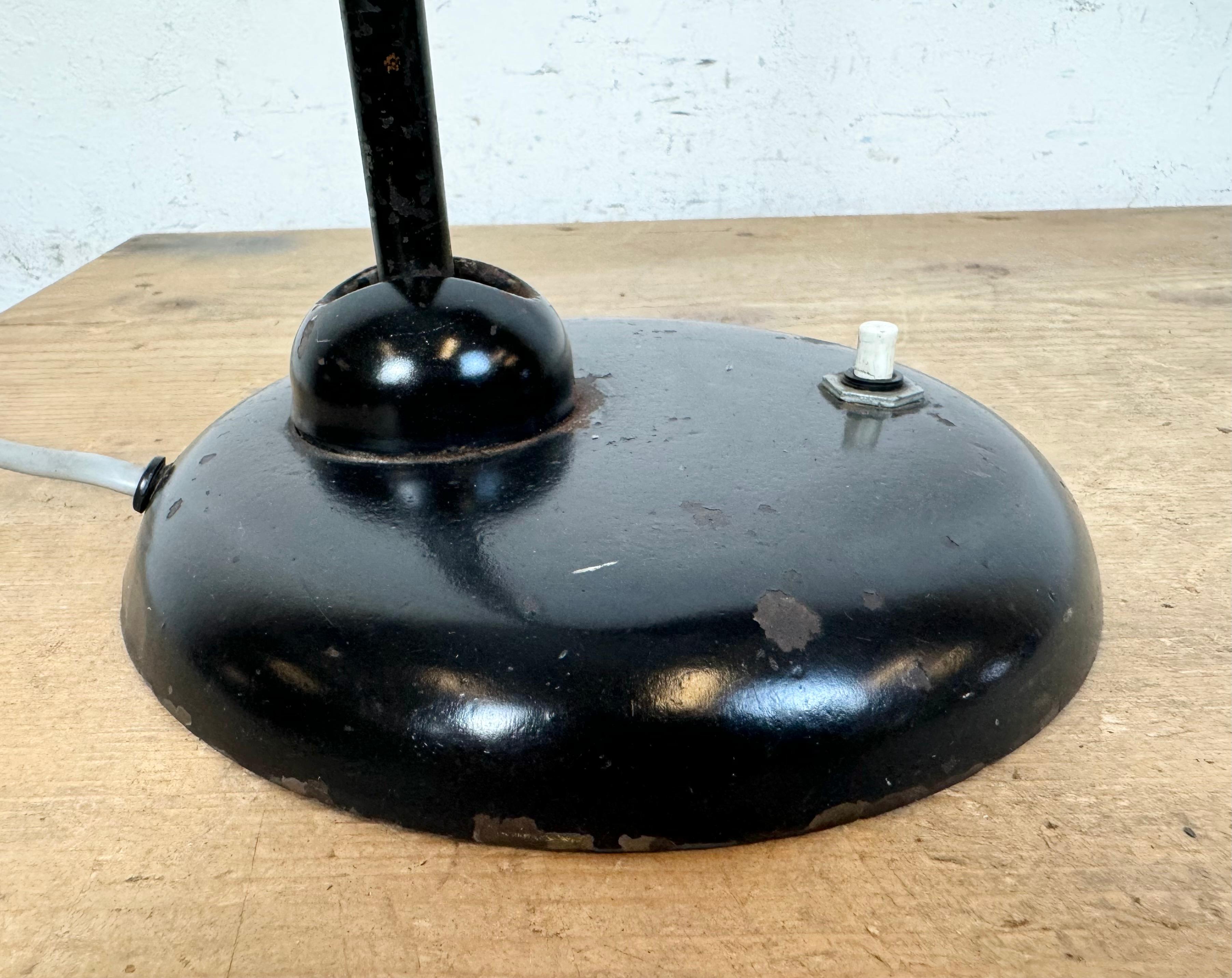 Lámpara de mesa industrial Bauhaus negra, años 30 en venta 9