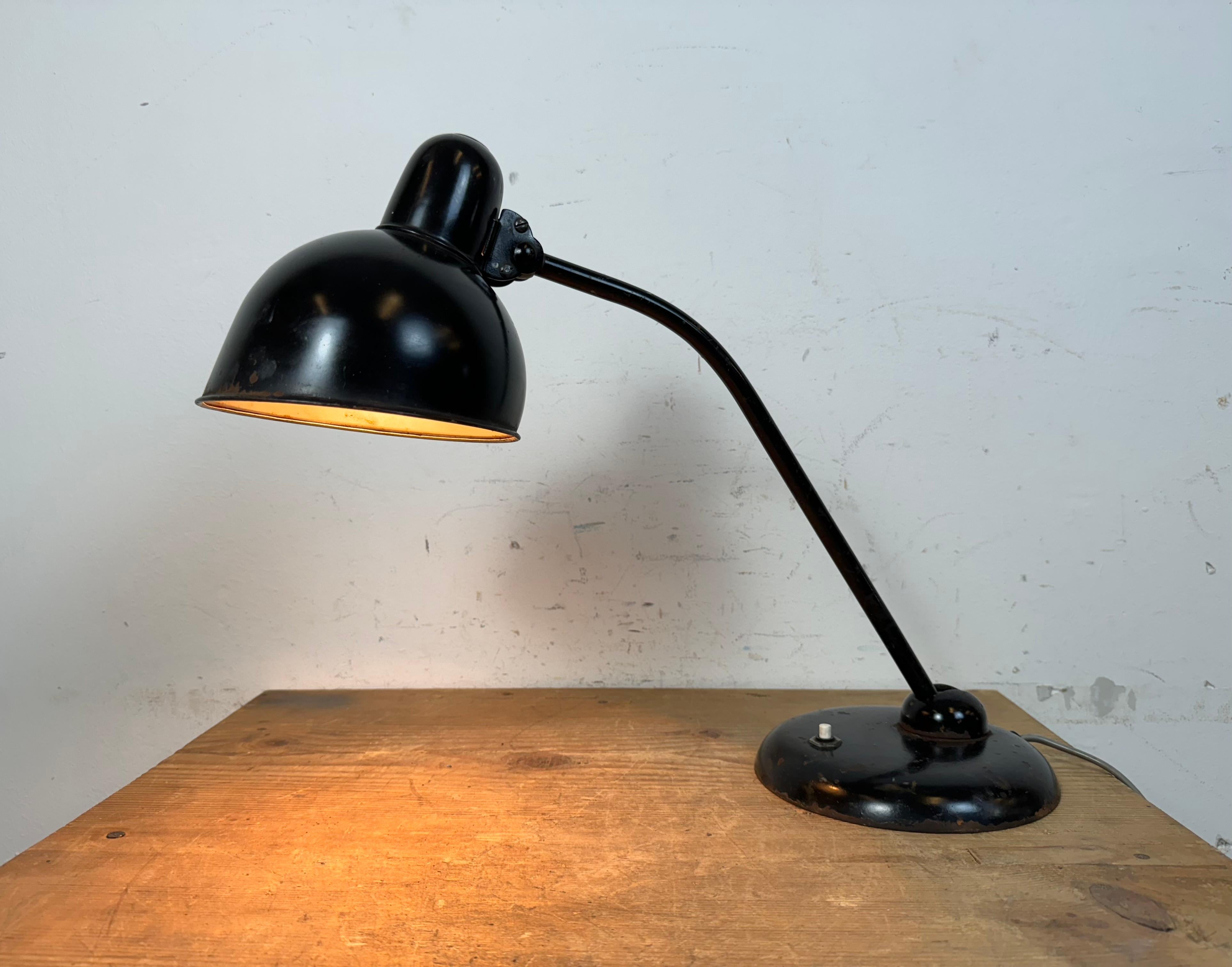Lámpara de mesa industrial Bauhaus negra, años 30 en venta 10