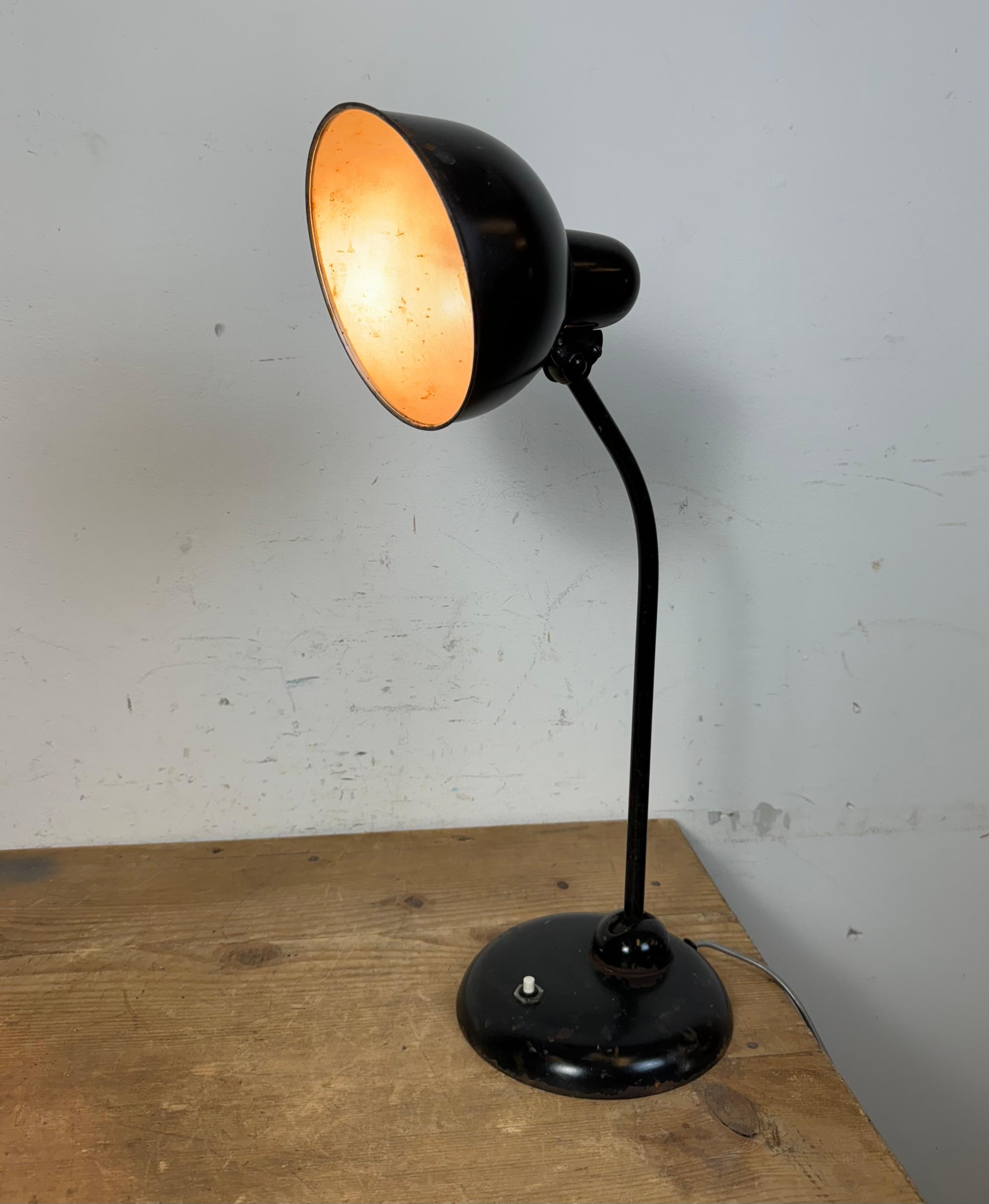 Lámpara de mesa industrial Bauhaus negra, años 30 en venta 11
