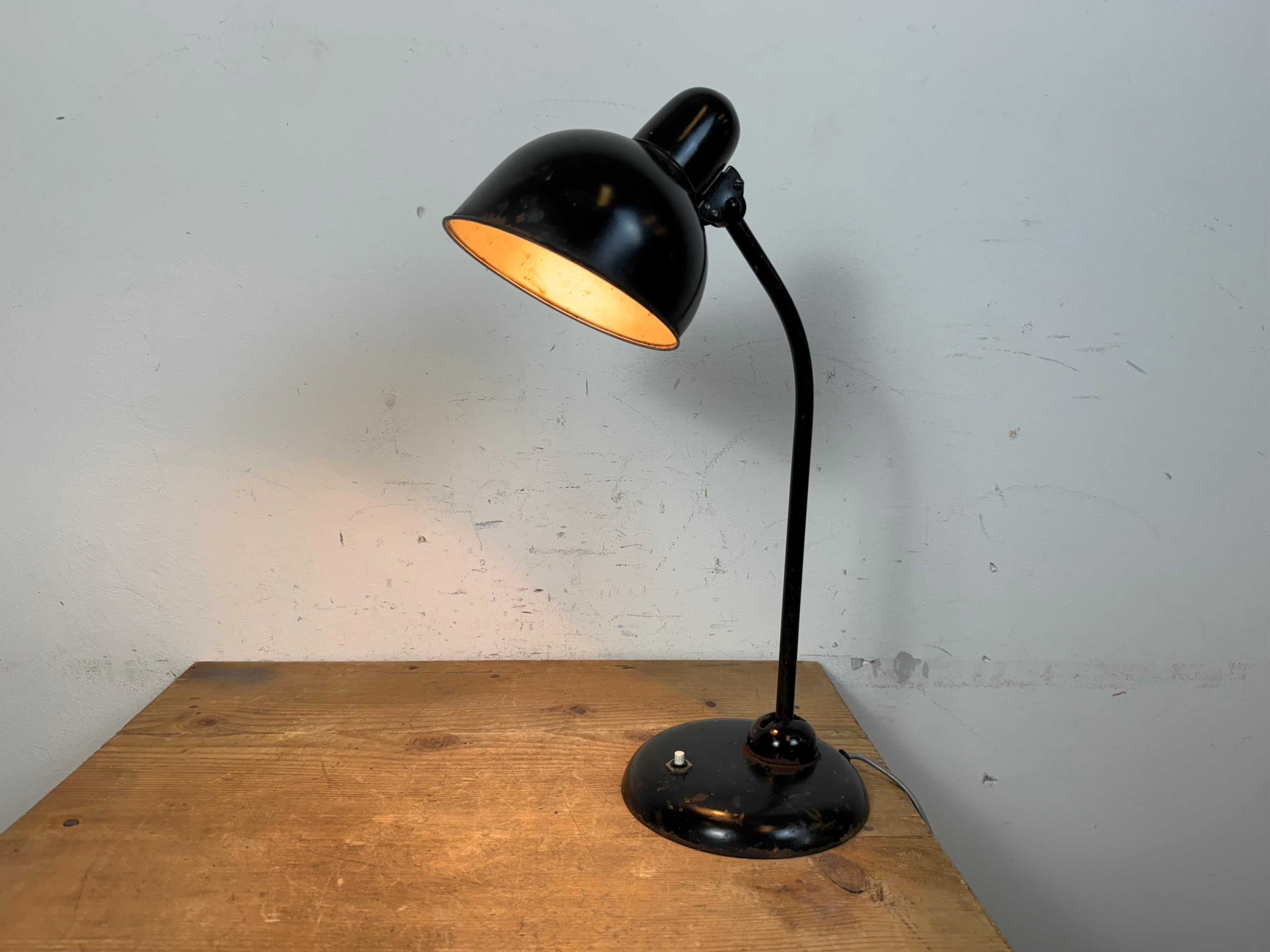 Lámpara de mesa industrial Bauhaus negra, años 30 en venta 12