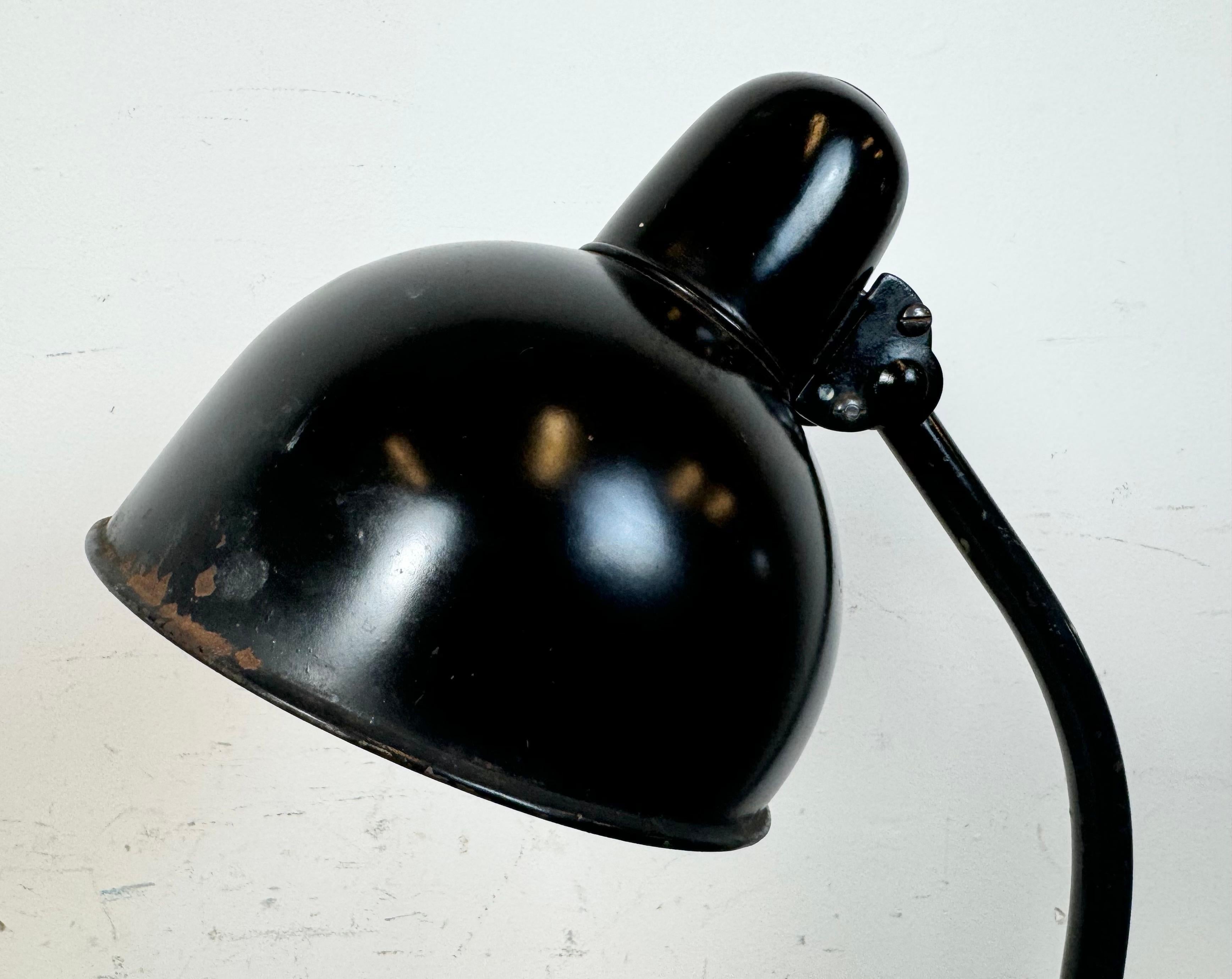 Lámpara de mesa industrial Bauhaus negra, años 30 Checo en venta