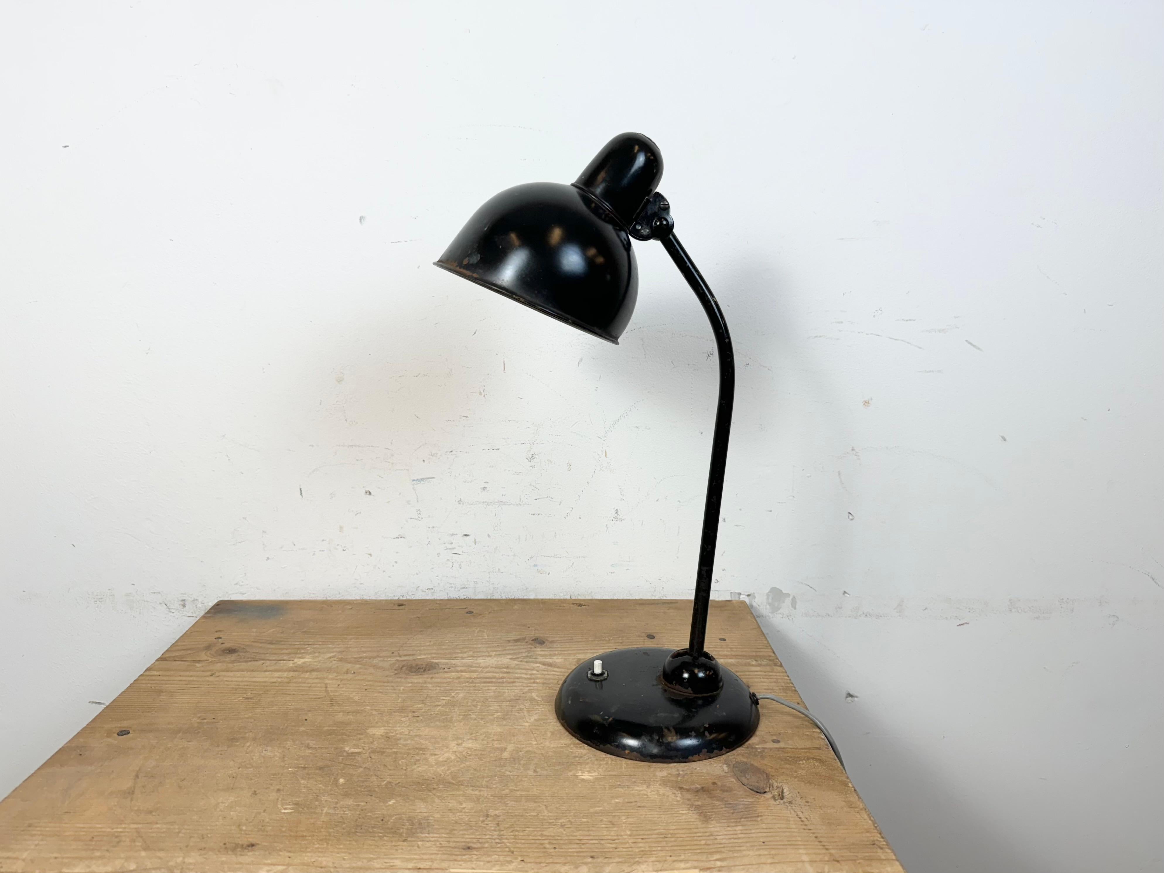 Lámpara de mesa industrial Bauhaus negra, años 30 Vaciado en venta