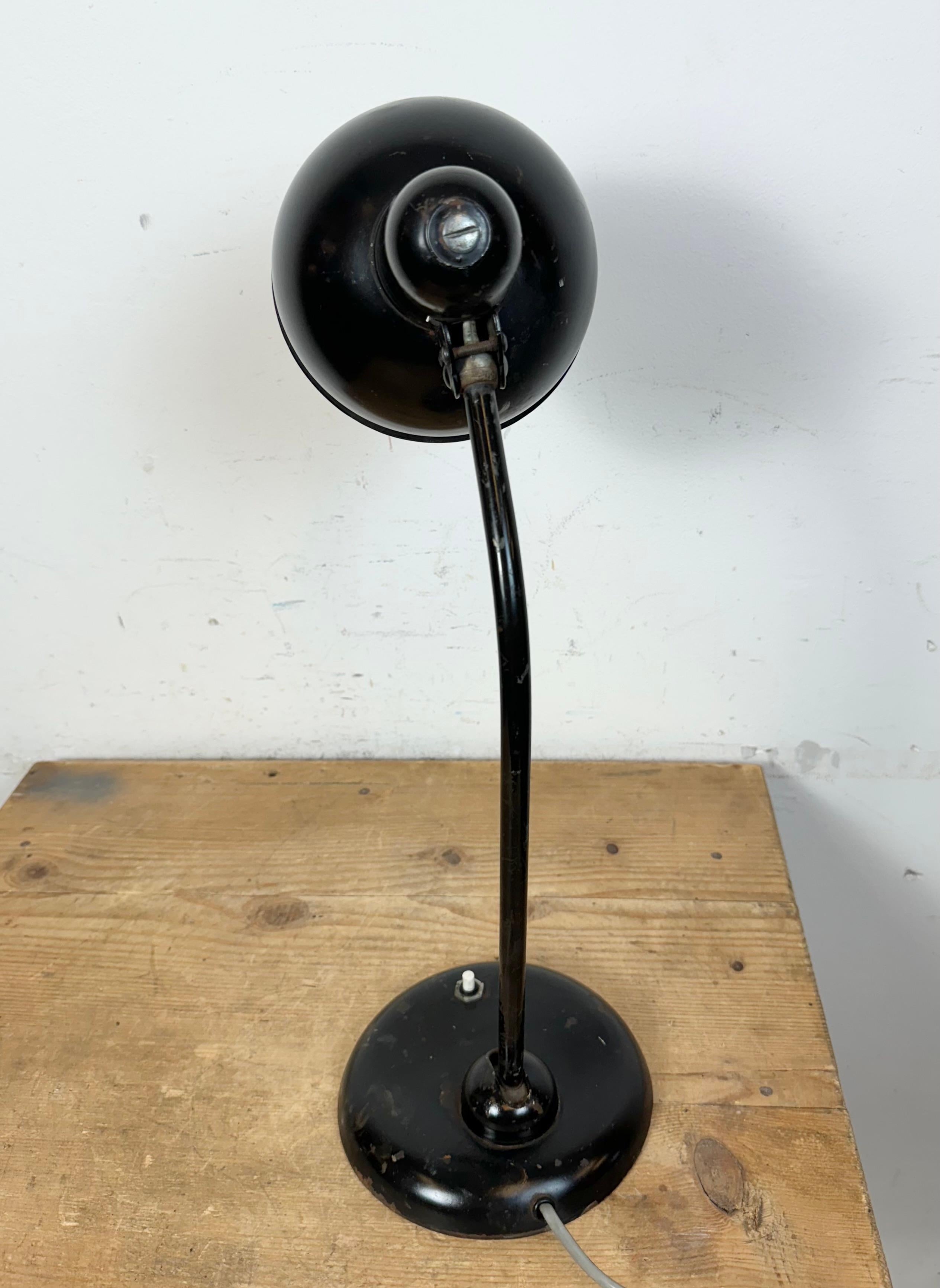 Lámpara de mesa industrial Bauhaus negra, años 30 en Bueno estado para la venta en Kojetice, CZ