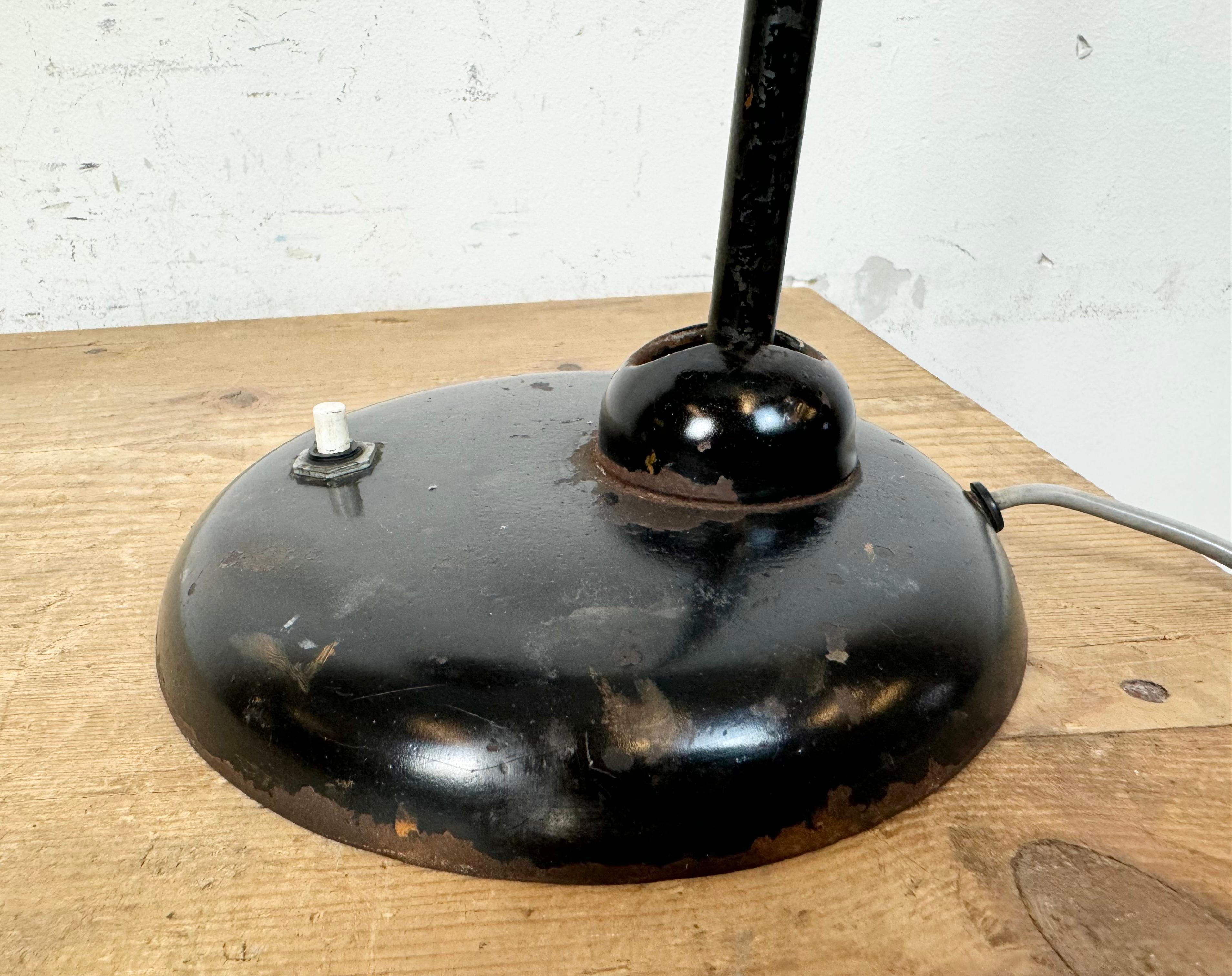 Lámpara de mesa industrial Bauhaus negra, años 30 Hierro en venta