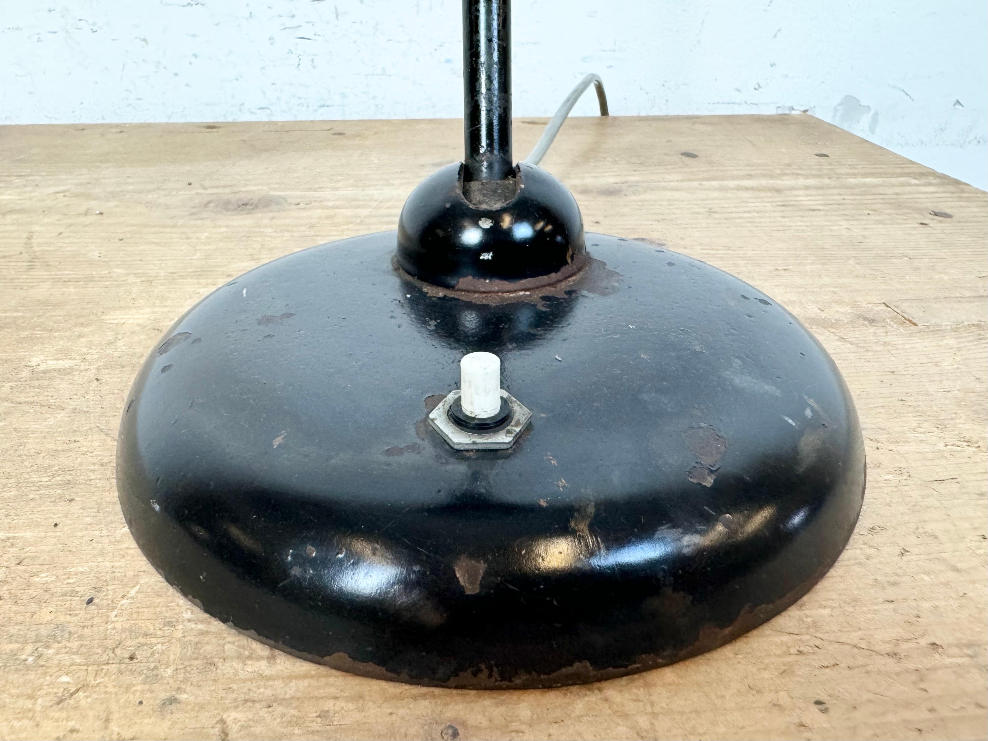 Lámpara de mesa industrial Bauhaus negra, años 30 en venta 1