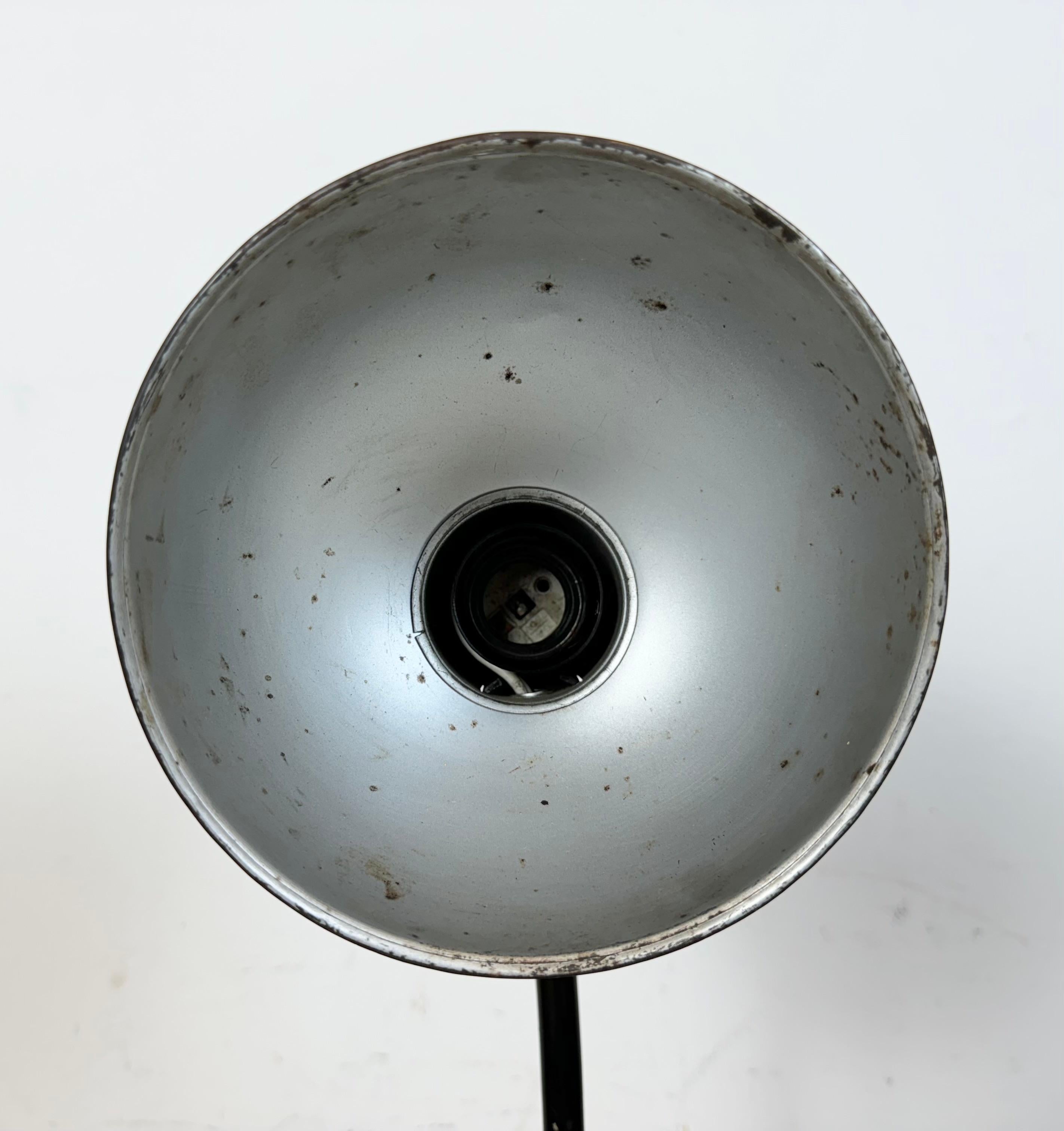 Lámpara de mesa industrial Bauhaus negra, años 30 en venta 2