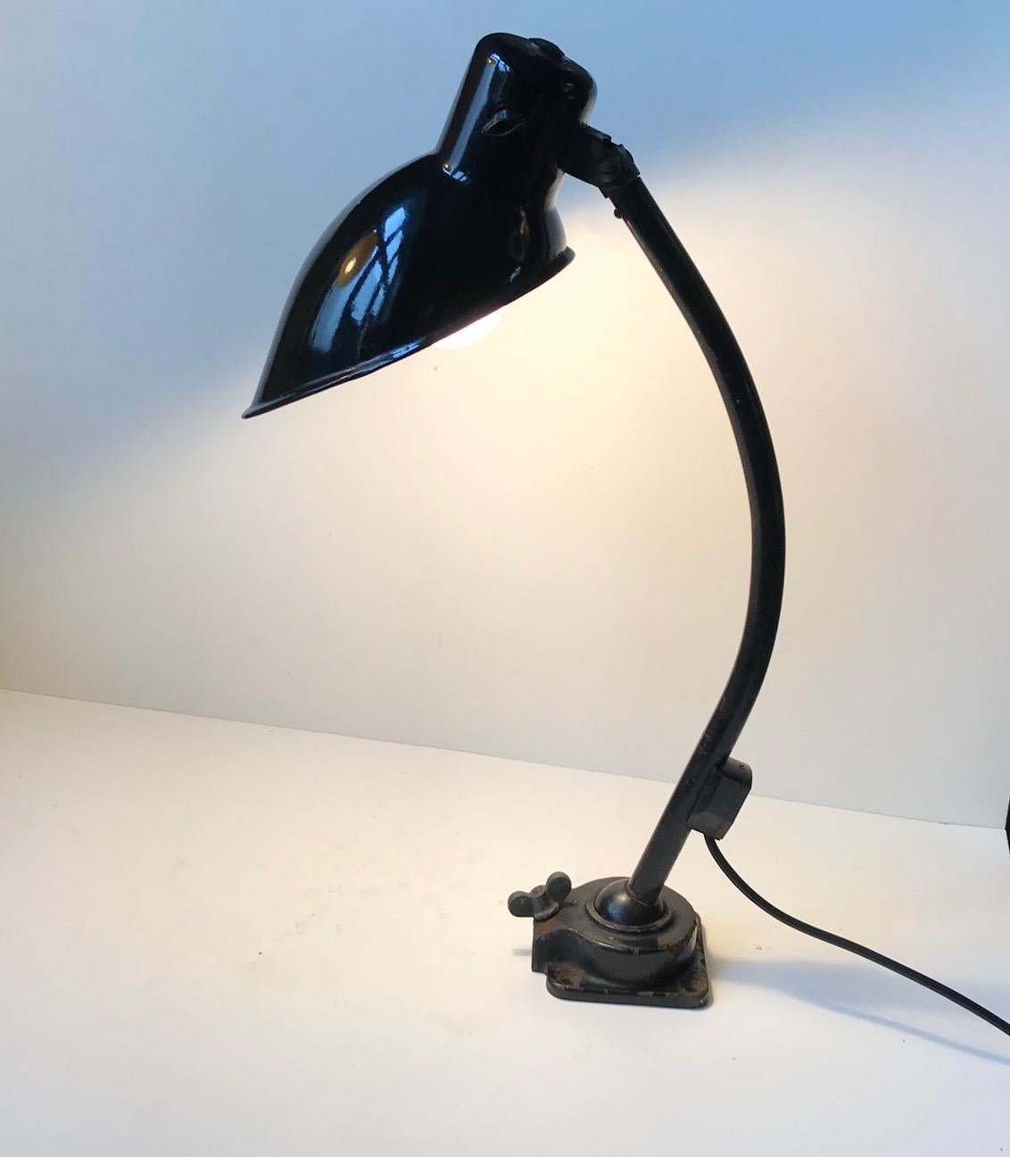 Émaillé Lampe de bureau ou de style Bauhaus industriel noir par Marianne Brandt, Kandem, années 1930 en vente