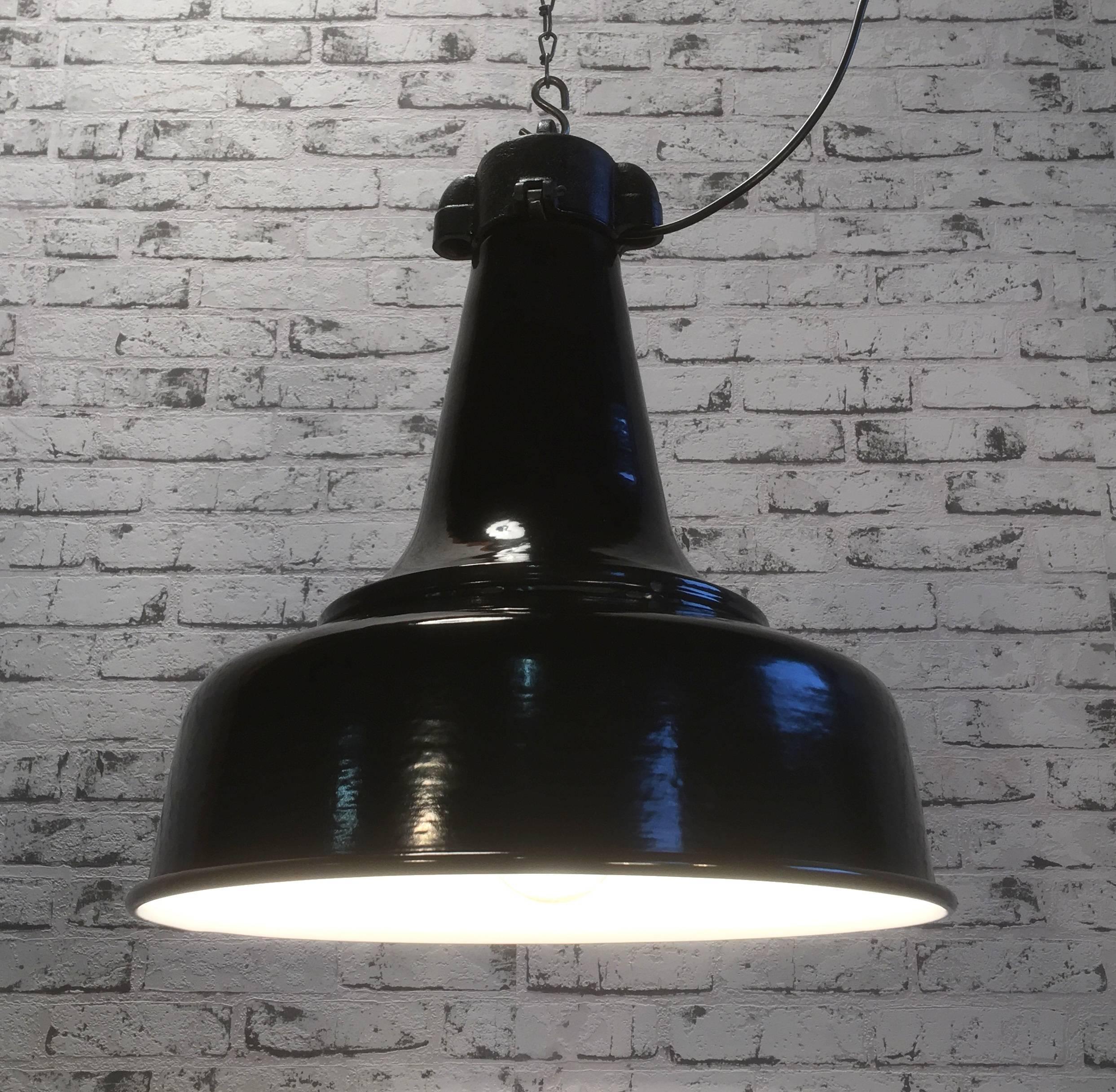 This pendant lamp was used in a factory in former Czechoslovakia in the 1960s,
weight 2kg.