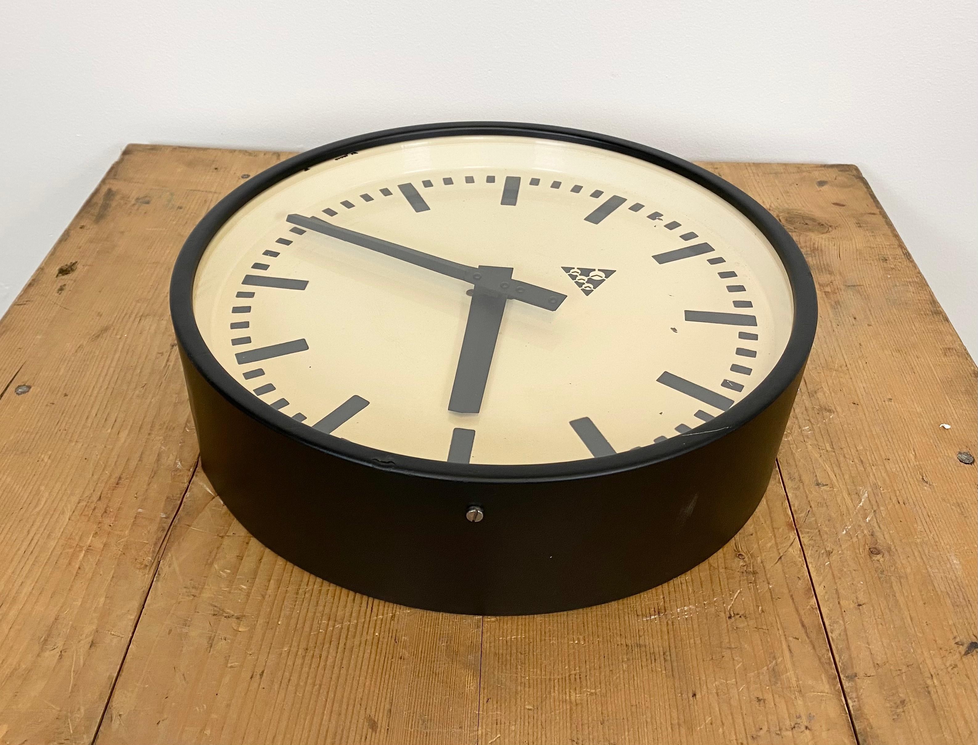 Black Industrial Clock from Pragotron, 1960s In Good Condition In Kojetice, CZ