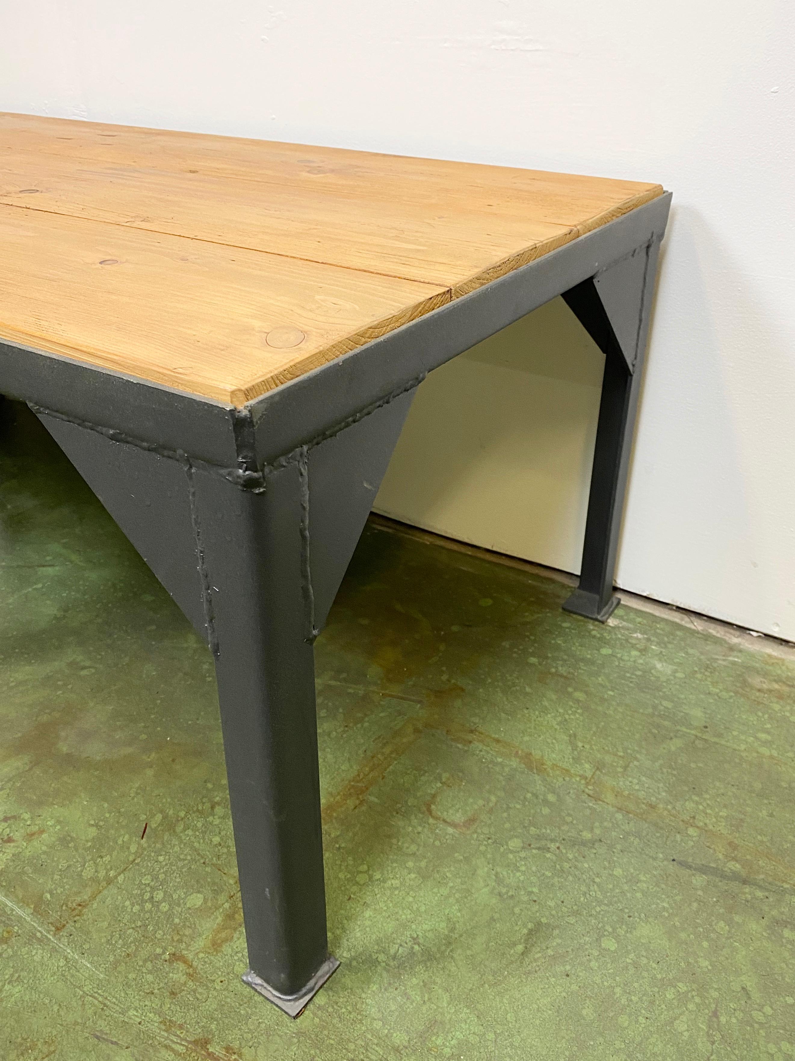 - Vintage industrial coffee table manufactured in the 1970s
- Made of solid wood and iron
- Weight of the table is 35 kg.