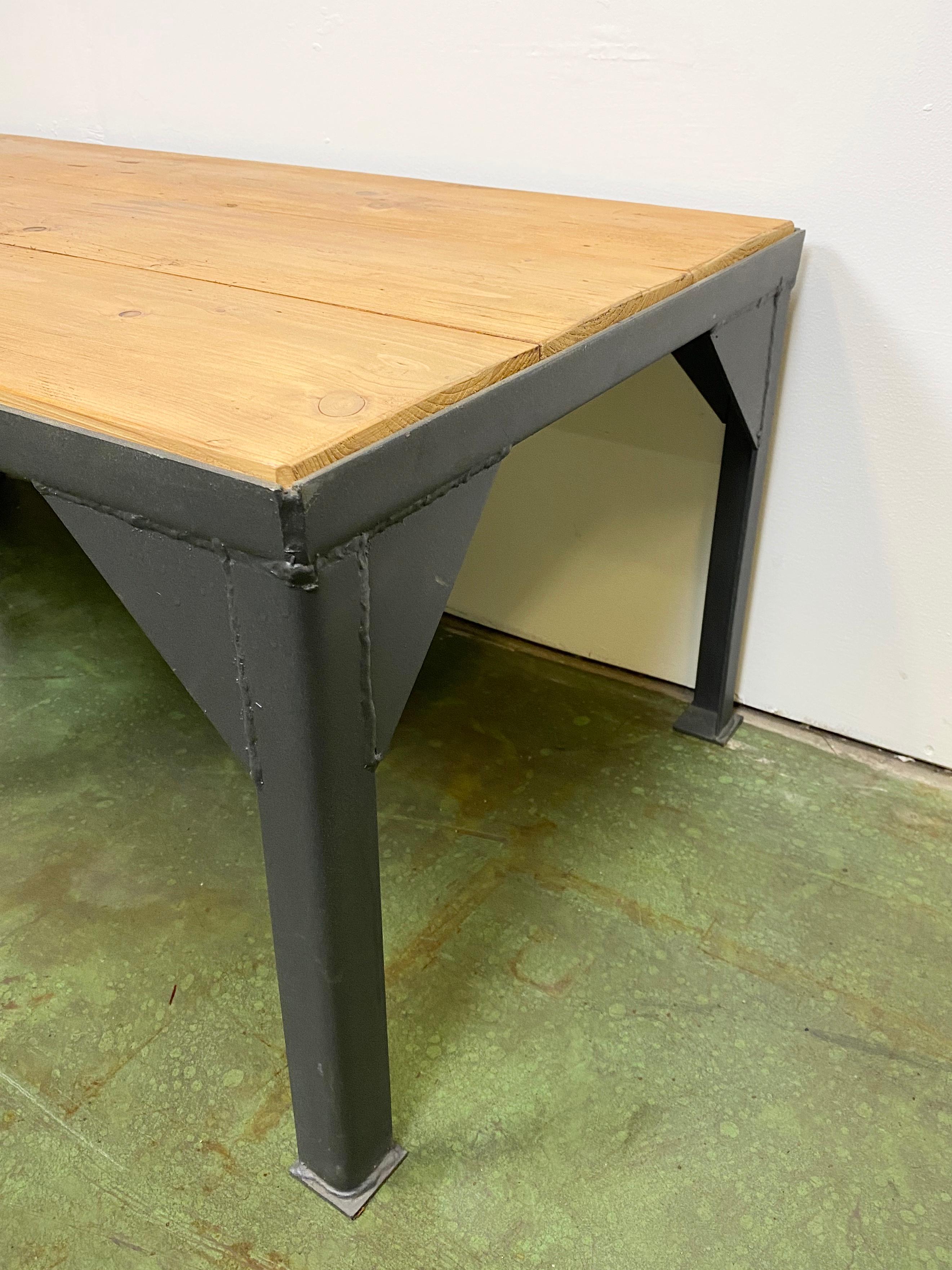 - Tavolino industriale vintage prodotto negli anni '70
- Realizzato in legno massiccio e ferro
- Il peso del tavolo è di 35 kg.