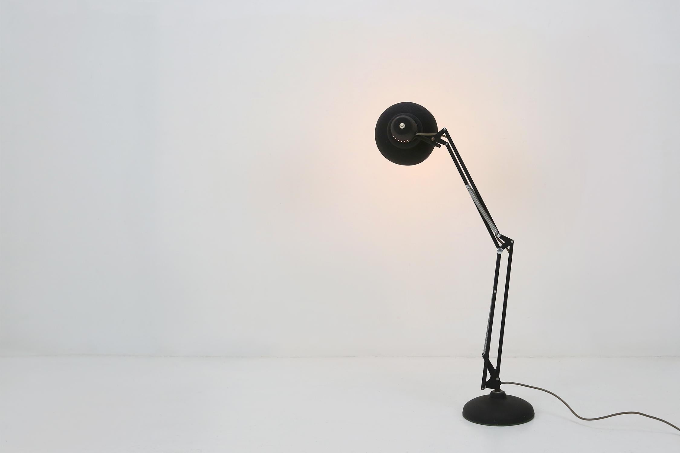 Industrial black table lamp in metal.
In a good condition with great patina.