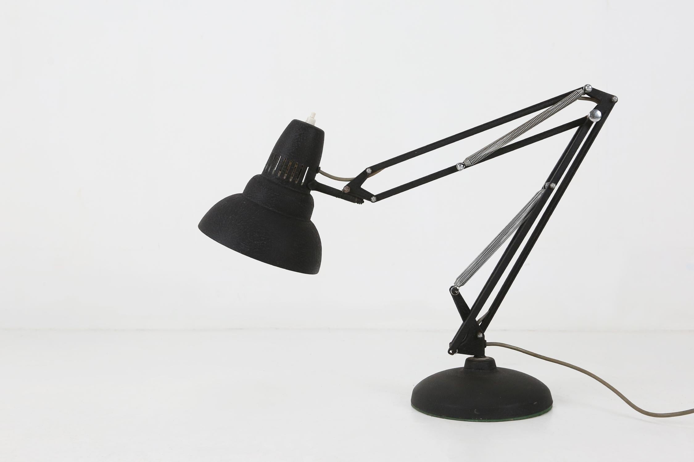 Milieu du XXe siècle Lampe de bureau industrielle noire des années 1930 en vente