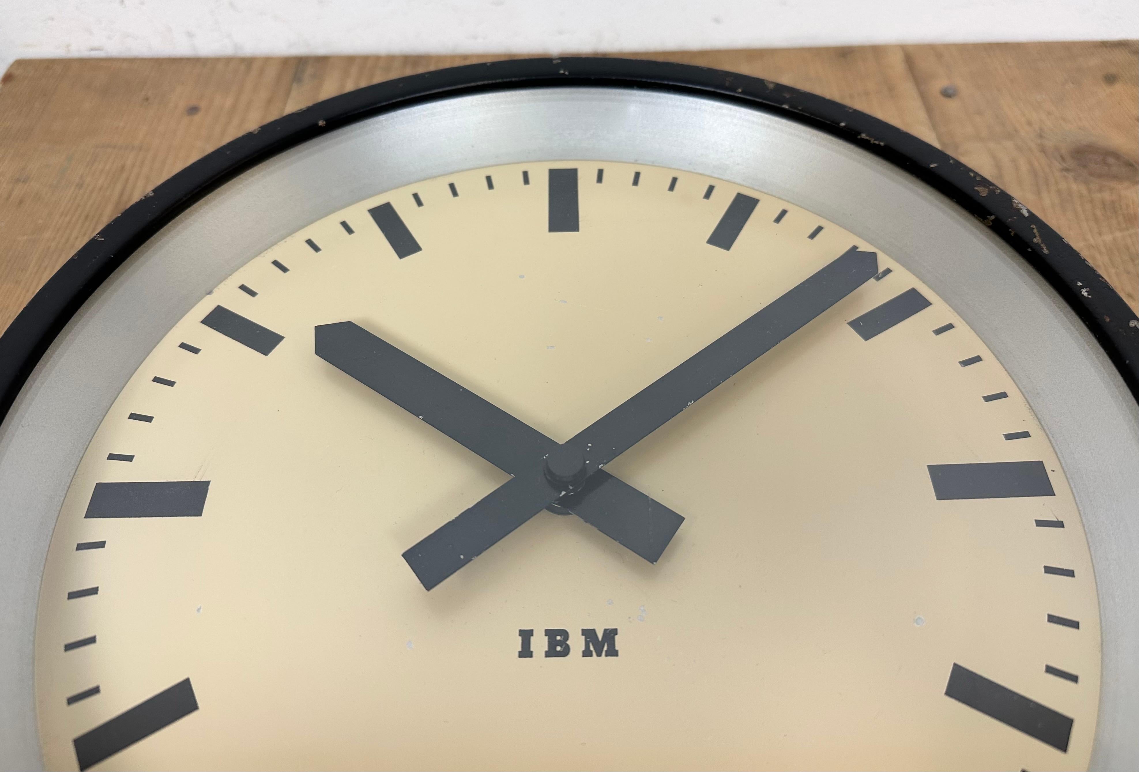 Horloge murale industrielle noire d'IBM, années 1950 en vente 3