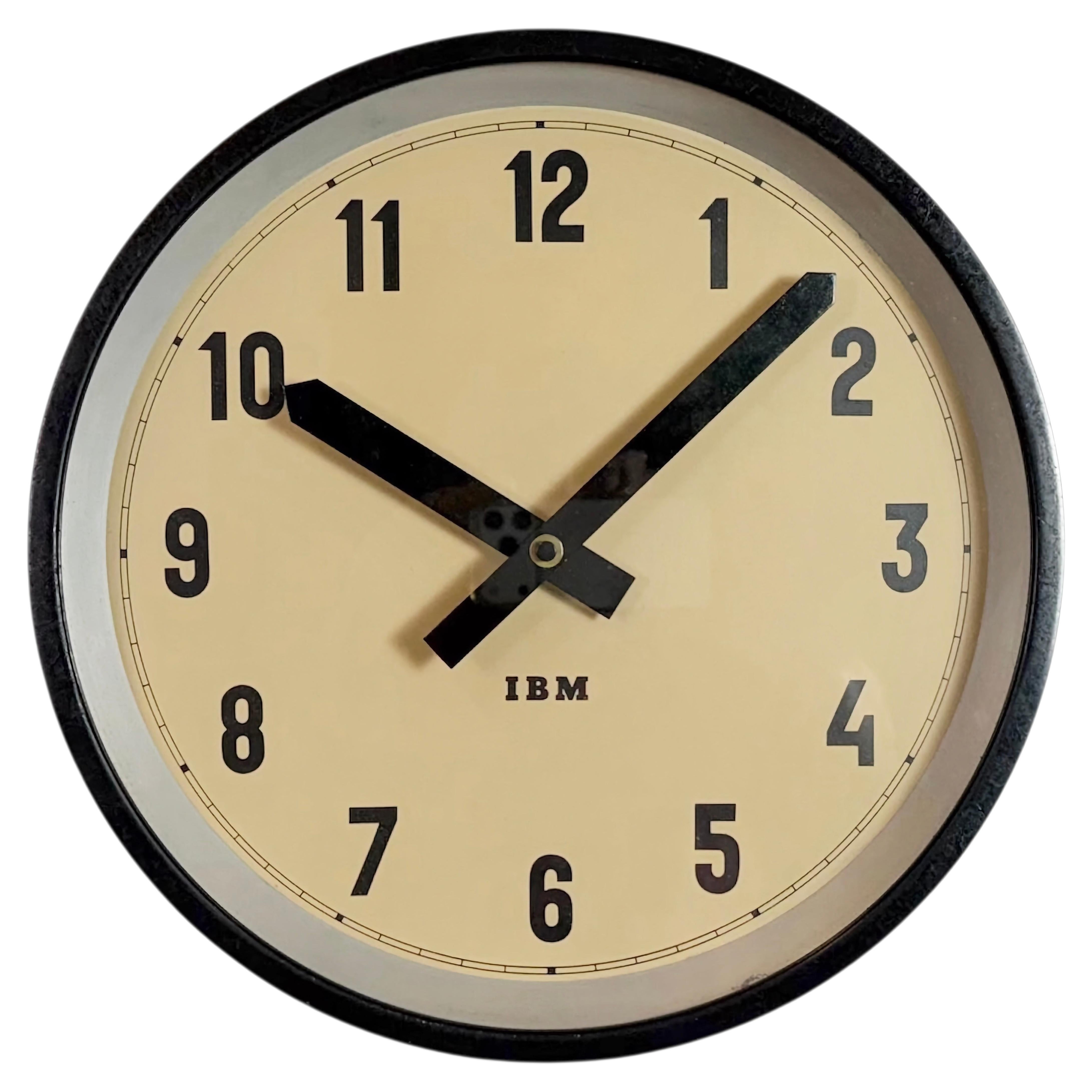 Schwarze Industrie-Wanduhr aus IBM, 1950er-Jahre im Angebot