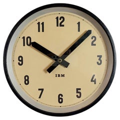 Horloge murale d'usine industrielle noire d'IBM, années 1950