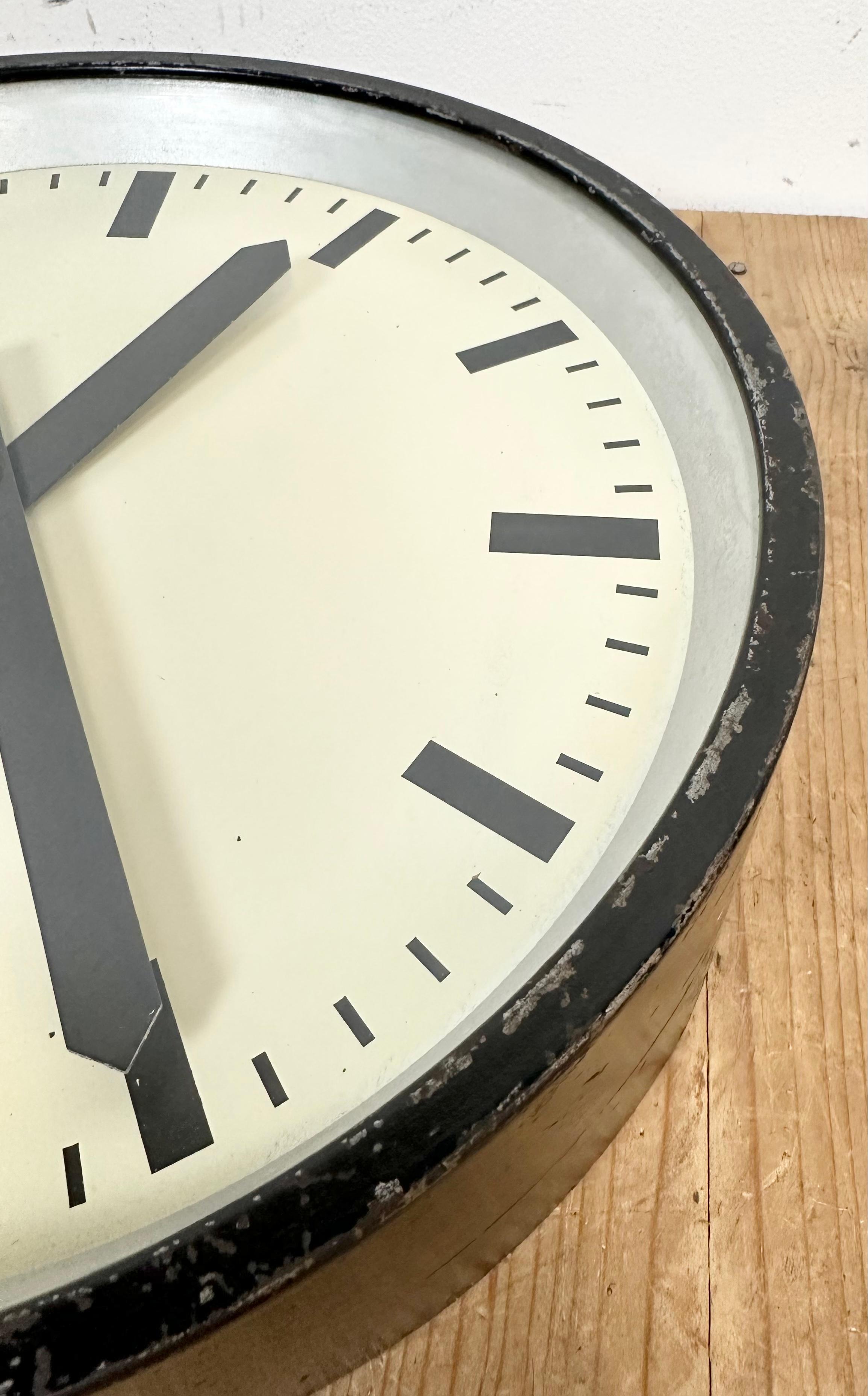 Reloj de pared industrial negro de International, años 50 en venta 6