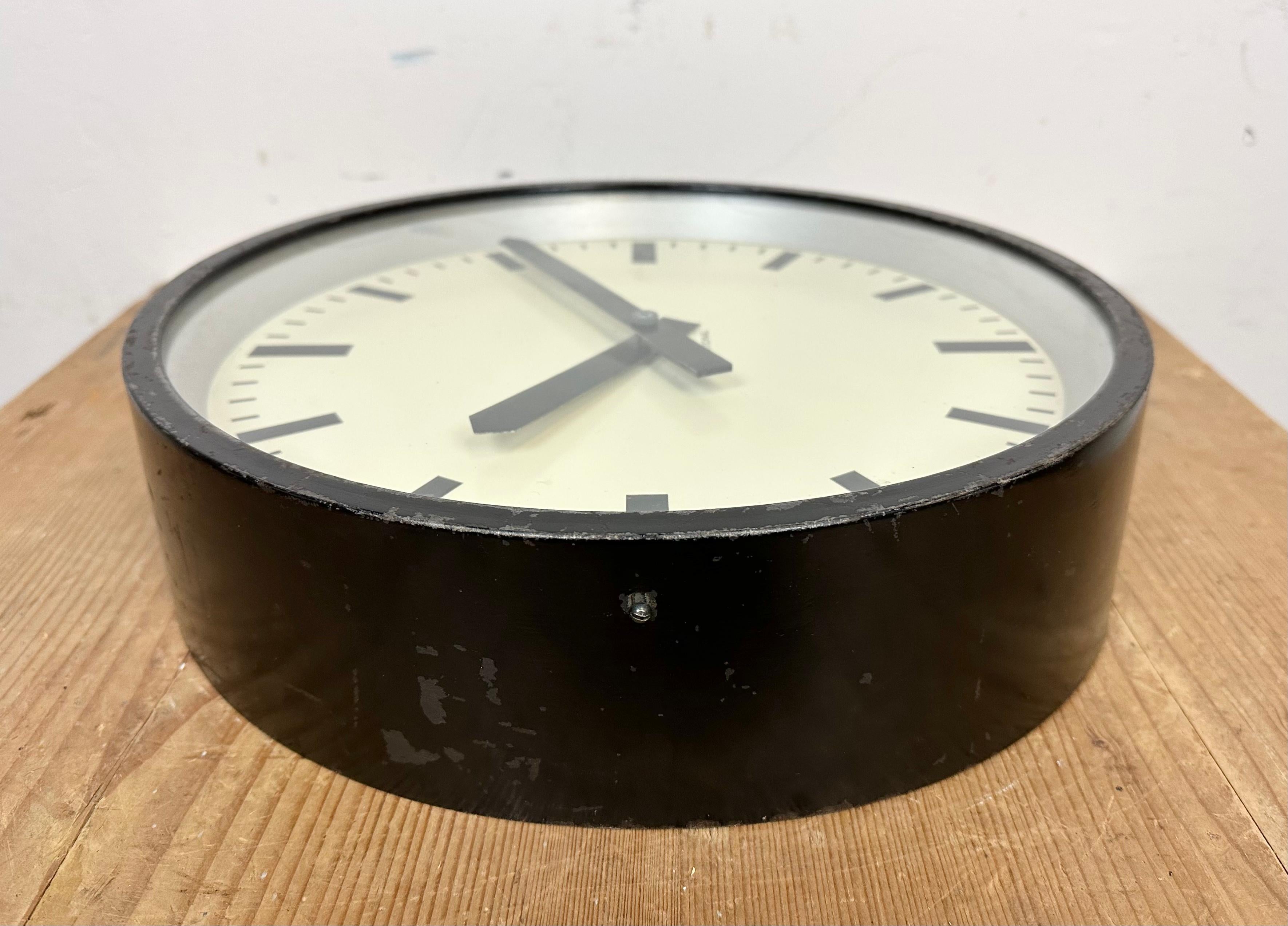 Reloj de pared industrial negro de International, años 50 en venta 8