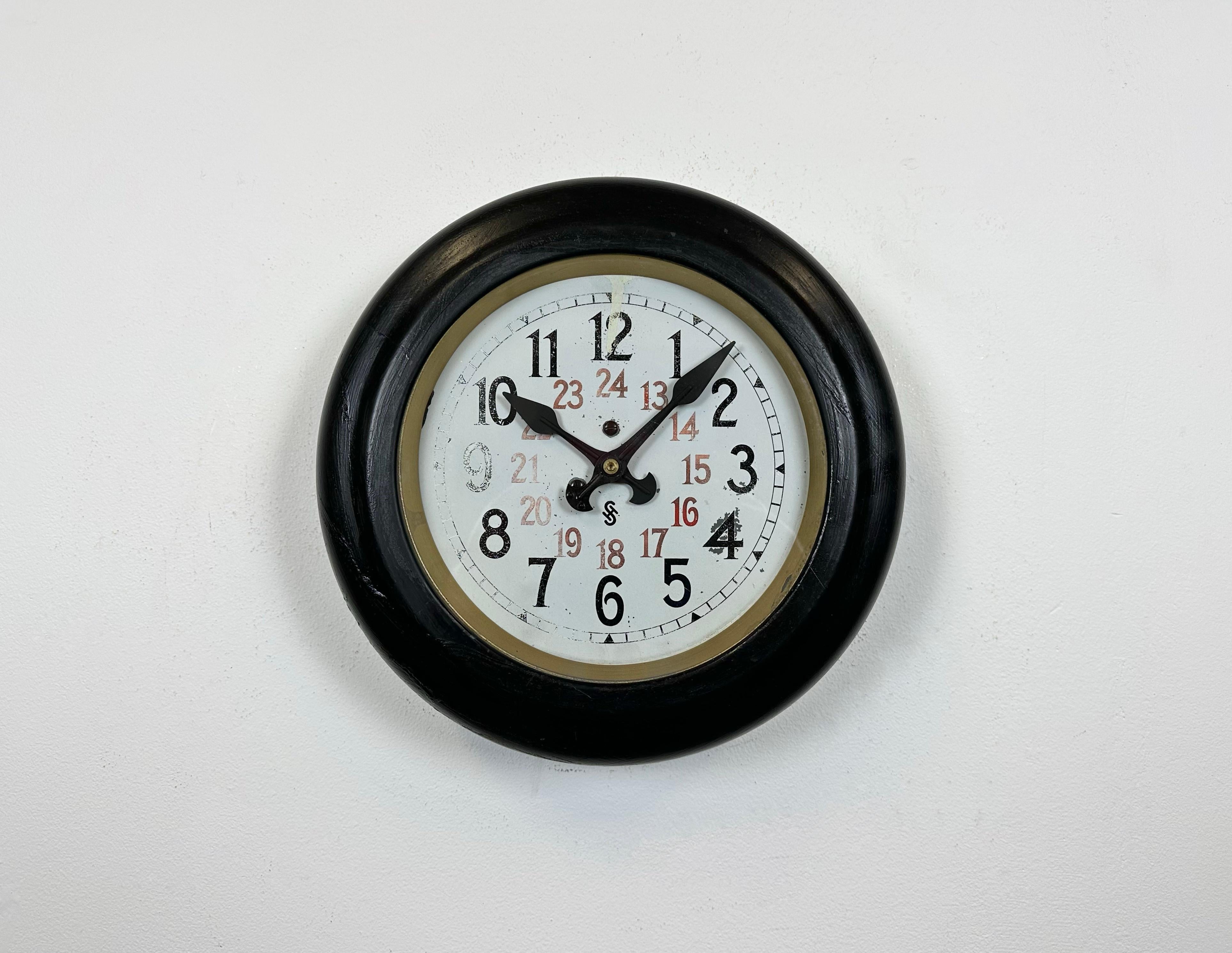 This wall clock was produced by Siemens in Germany during the 1930s. It features a black metal frame, a metal dial and a clear glass cover. The piece has been converted into a battery-powered clockwork and requires only one AA-battery. The weight of