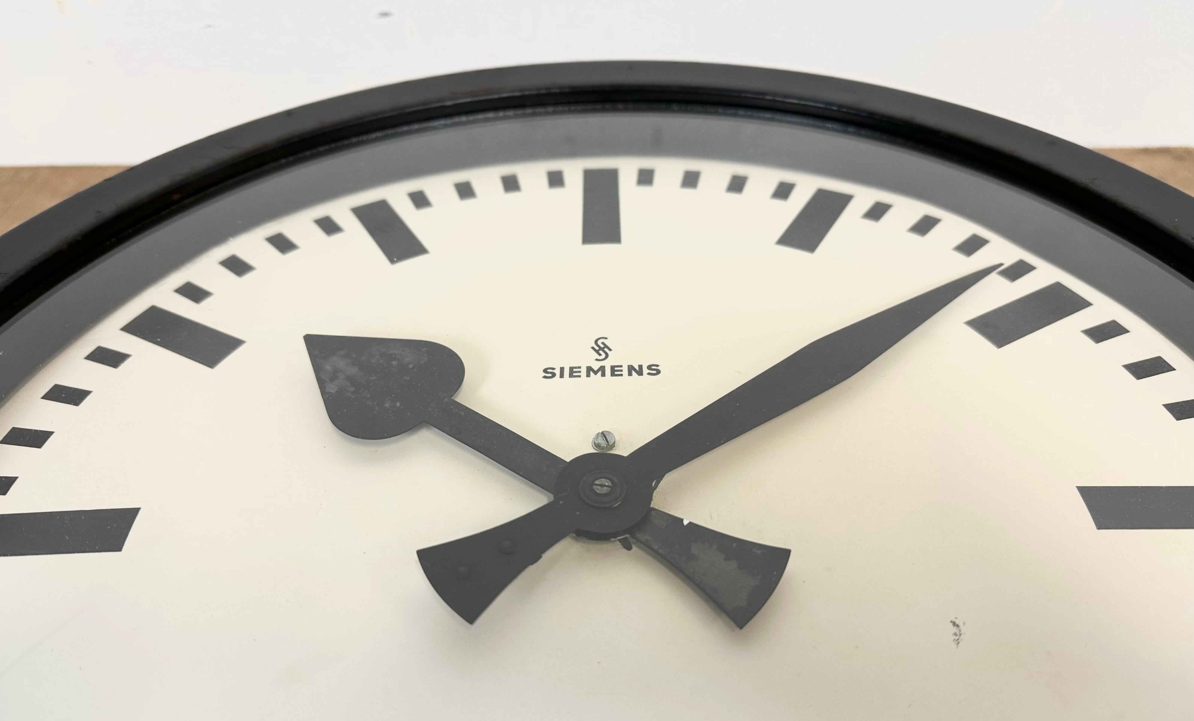 Horloge murale industrielle noire de Siemens, années 1950 en vente 4