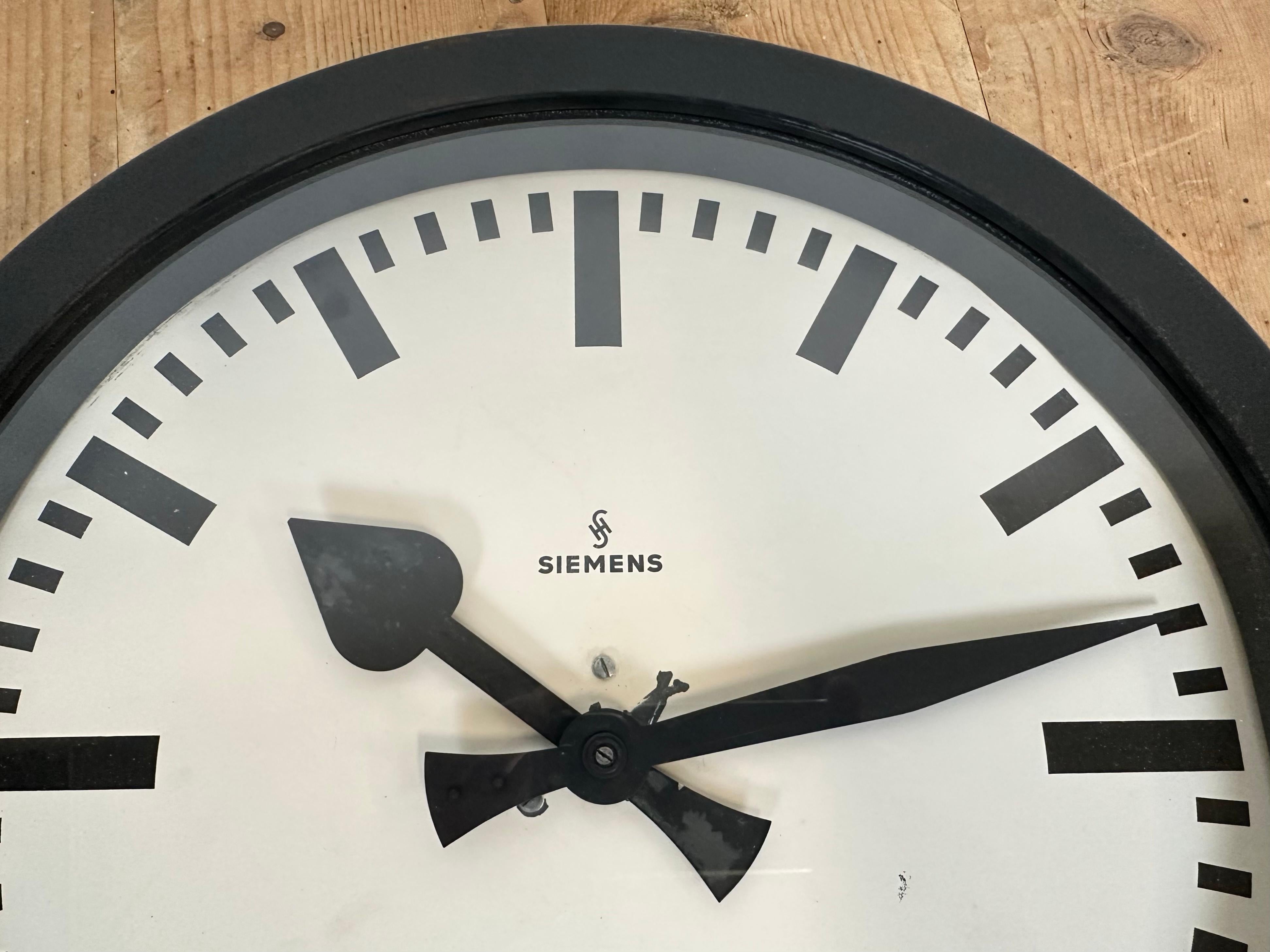 Horloge murale industrielle noire de Siemens, années 1950 en vente 7