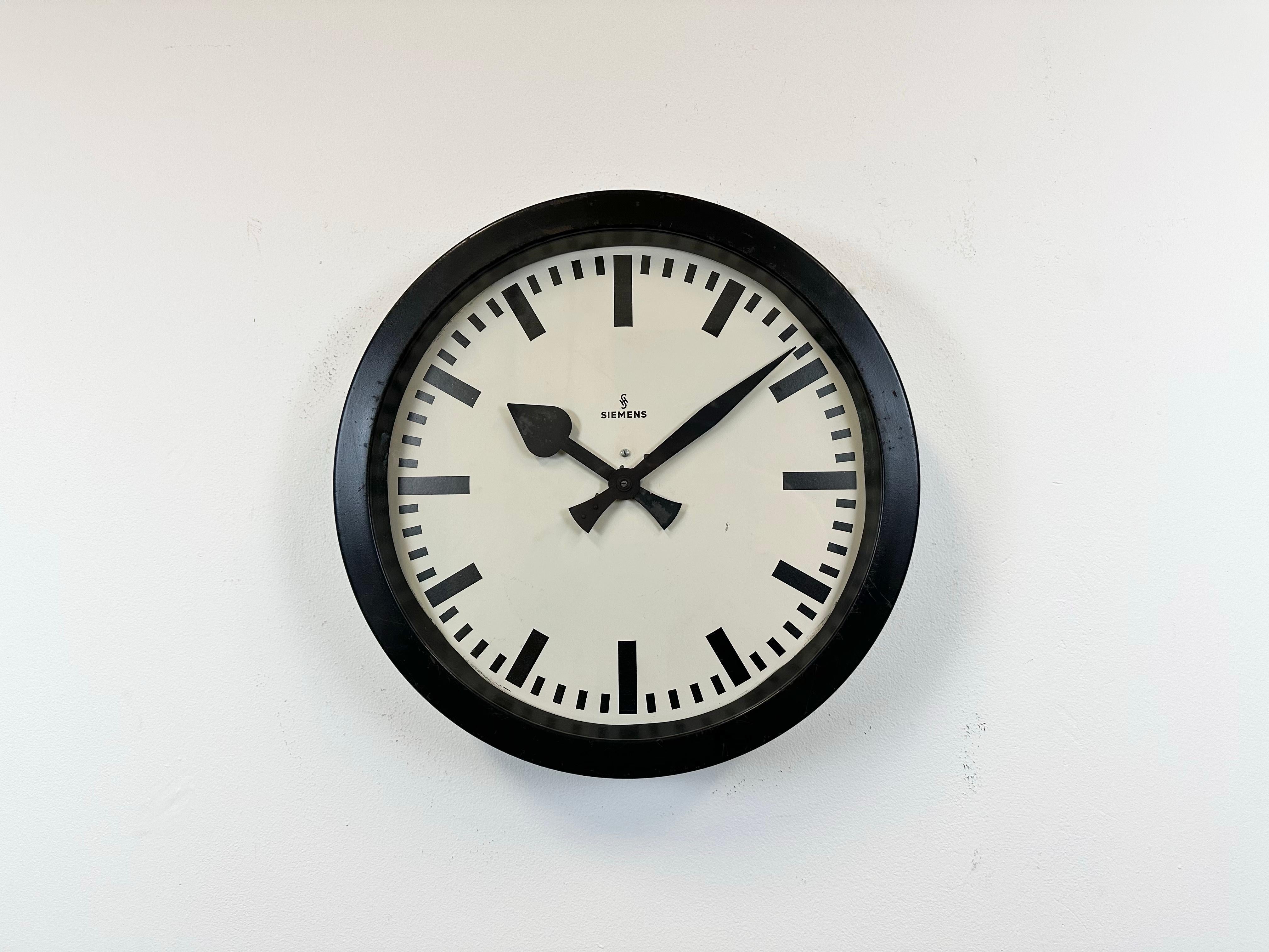 Industriel Horloge murale industrielle noire de Siemens, années 1950 en vente