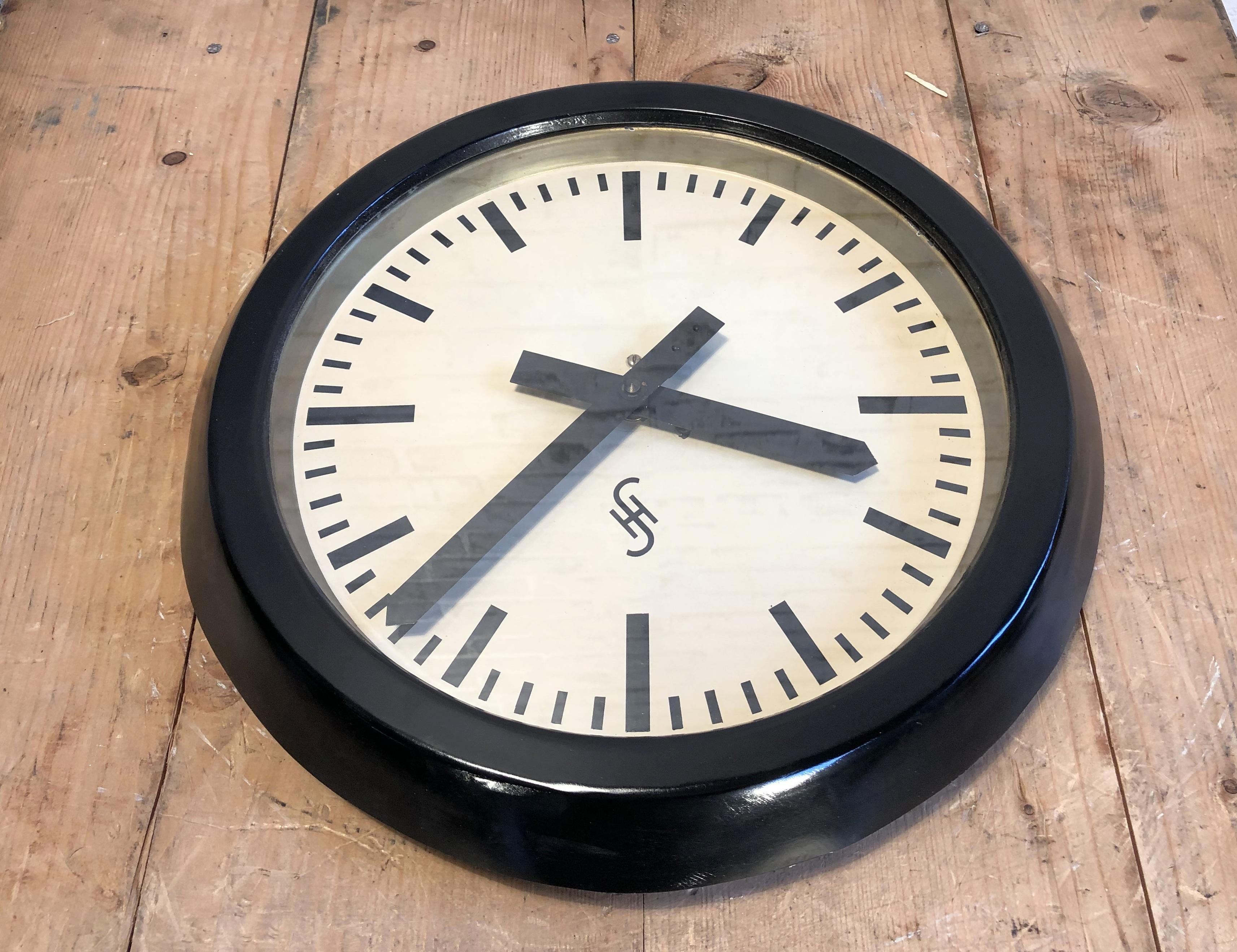 Black Industrial Factory Wall Clock from Siemens, 1950s In Good Condition In Kojetice, CZ