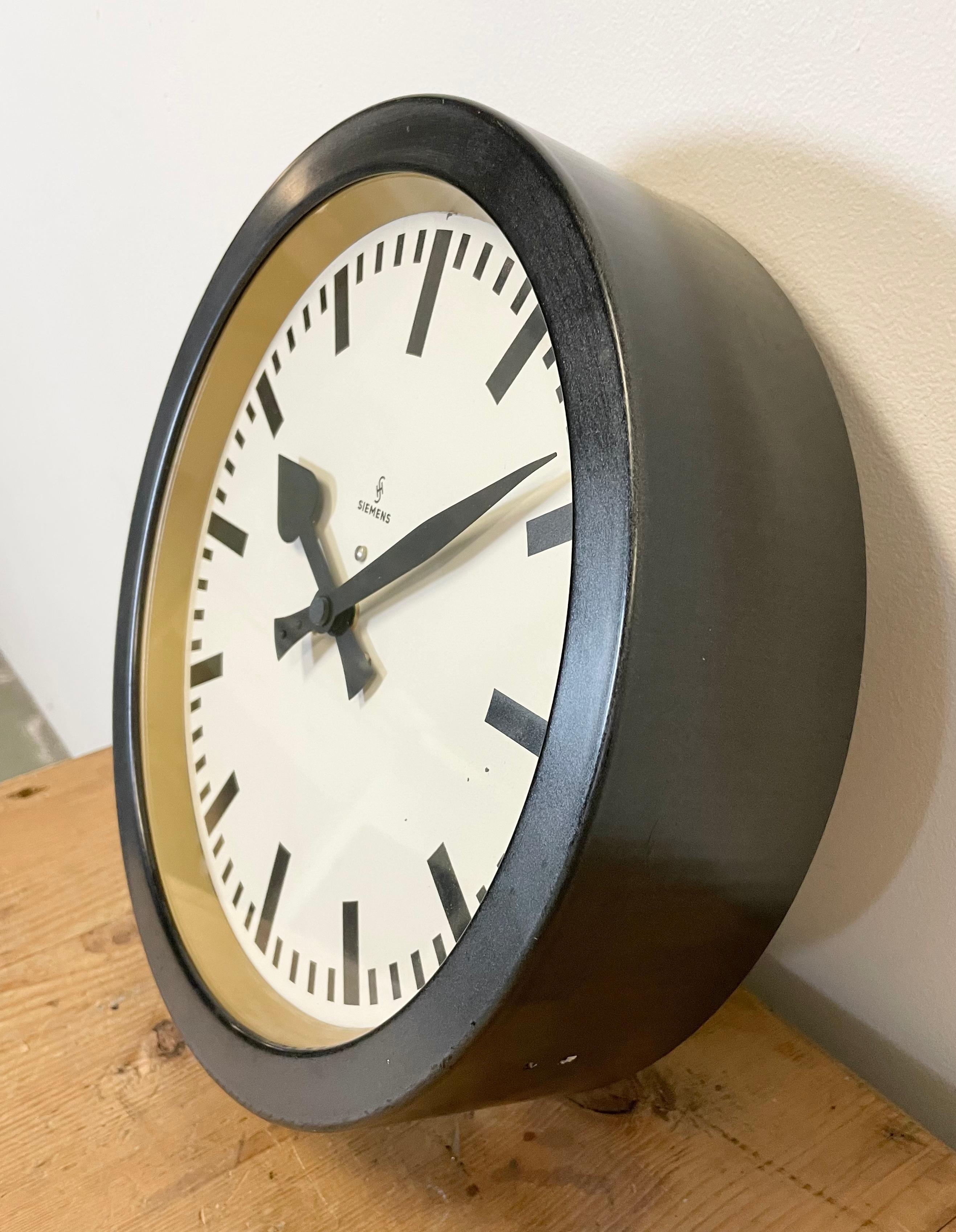 Black Industrial Factory Wall Clock from Siemens, 1950s In Good Condition In Kojetice, CZ