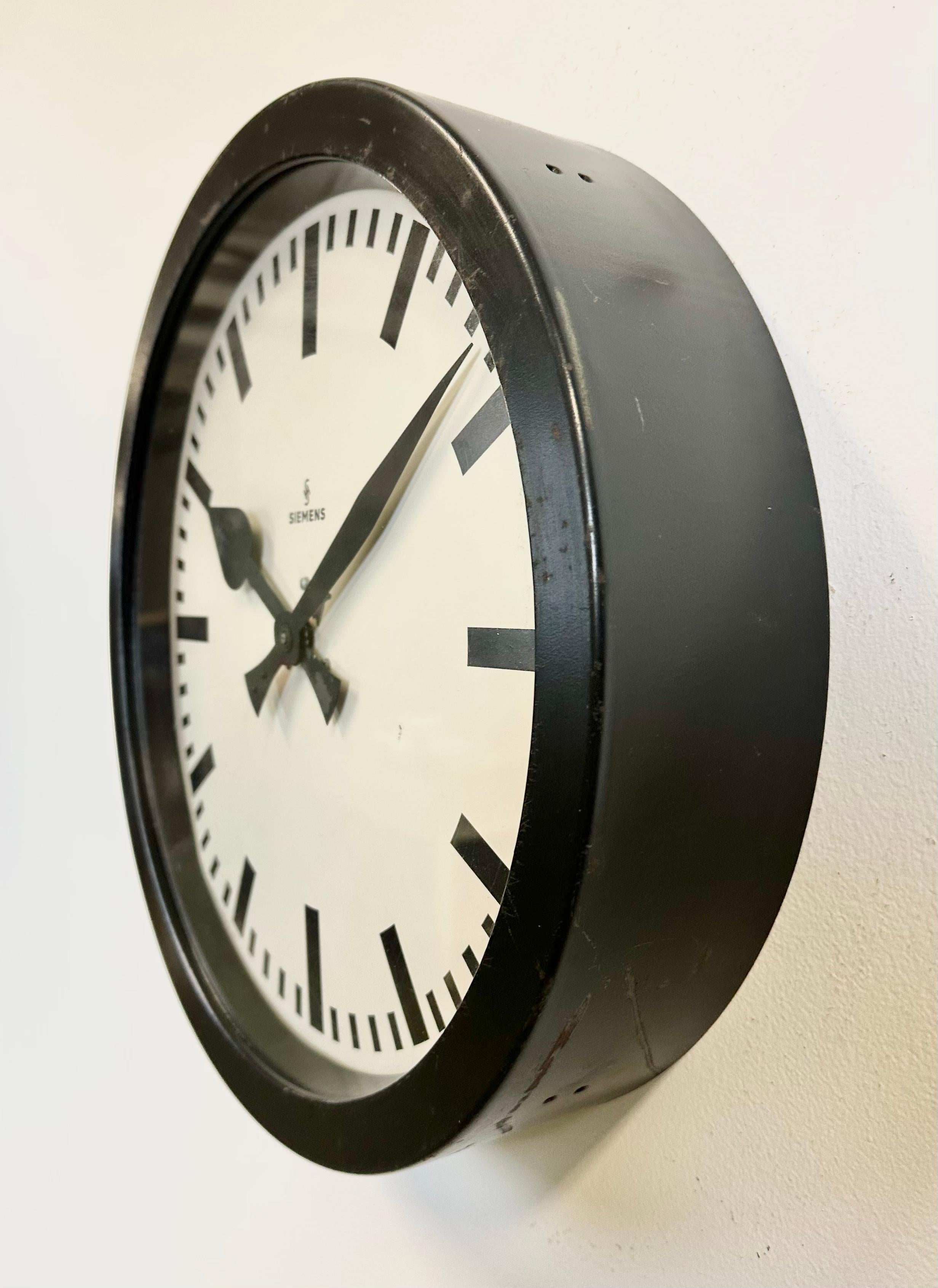 Black Industrial Factory Wall Clock from Siemens, 1950s In Good Condition For Sale In Kojetice, CZ