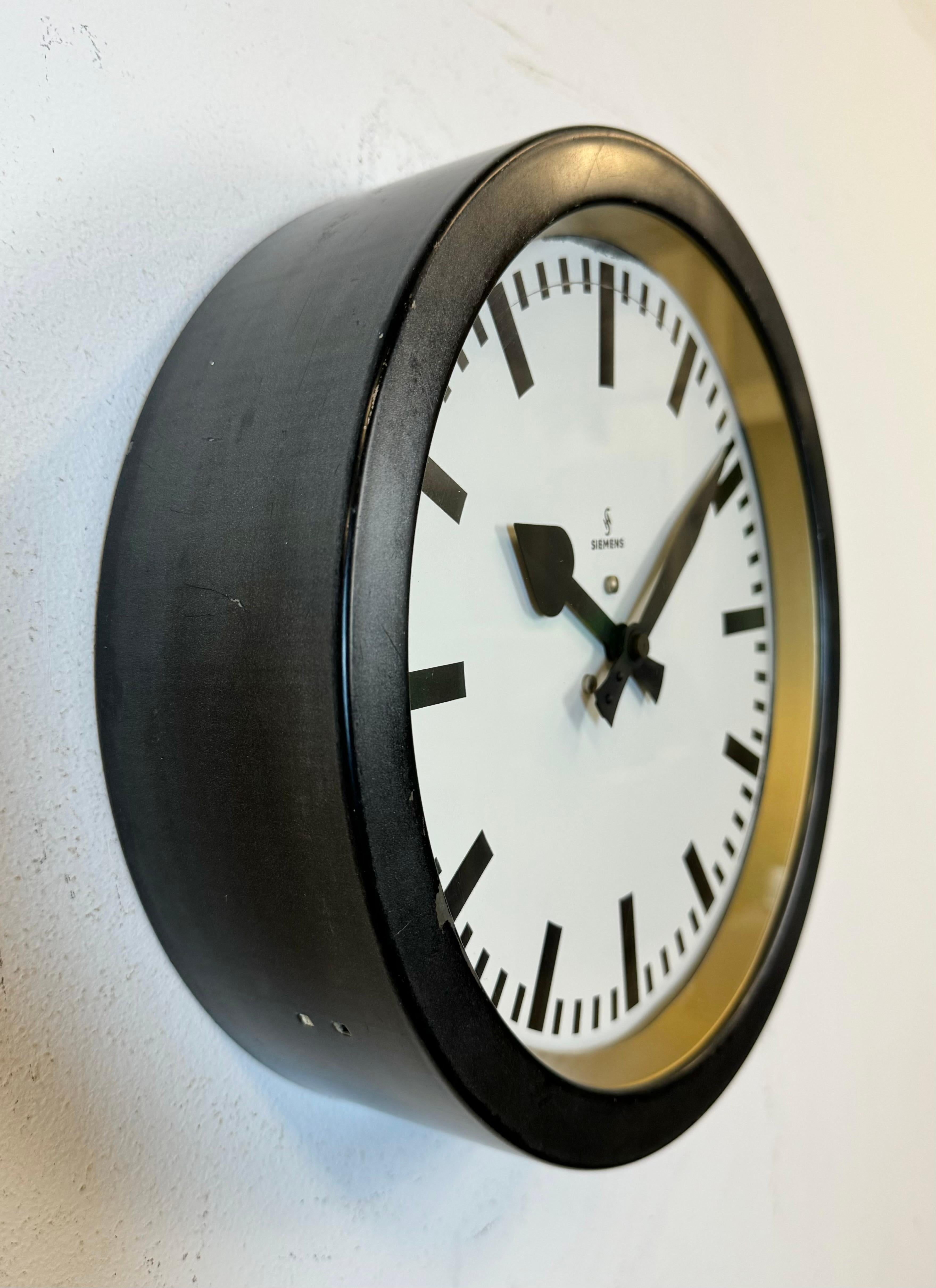 Black Industrial Factory Wall Clock from Siemens, 1950s In Good Condition For Sale In Kojetice, CZ