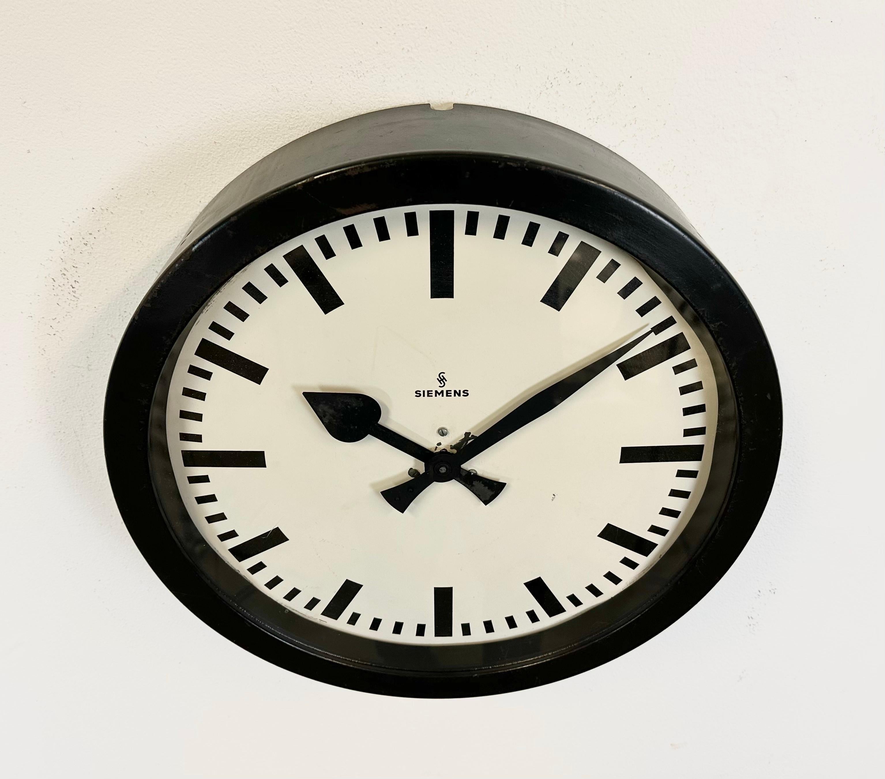 20ième siècle Horloge murale industrielle noire de Siemens, années 1950 en vente