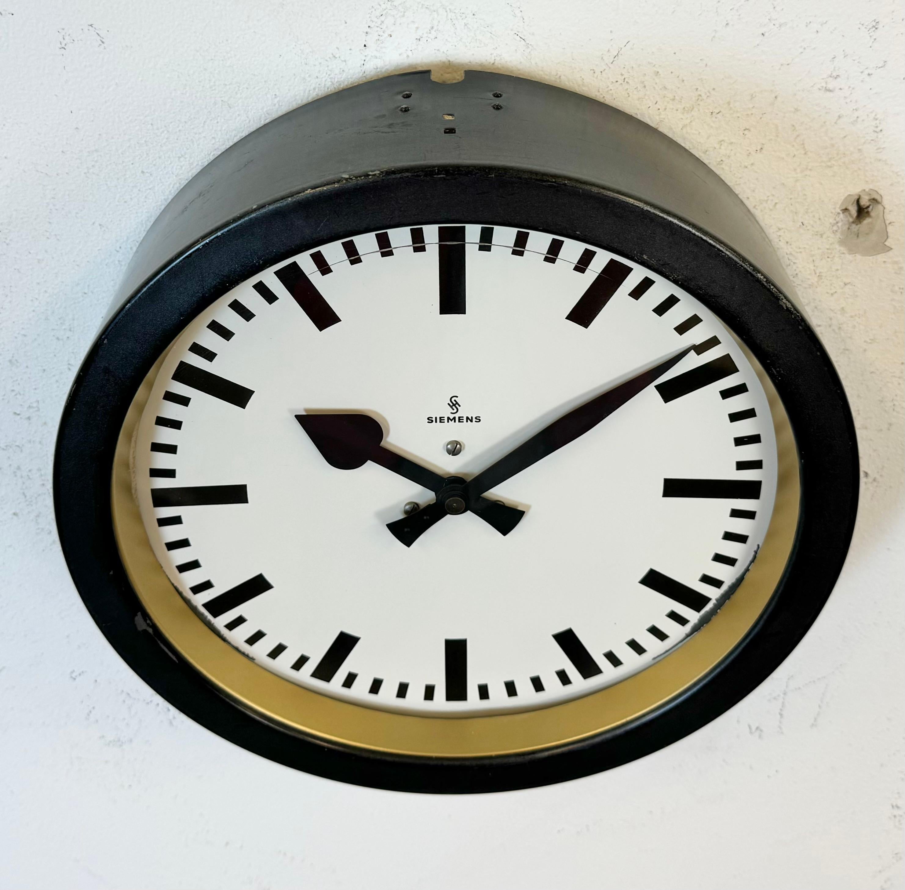 Horloge murale industrielle noire de Siemens, années 1950 Bon état - En vente à Kojetice, CZ