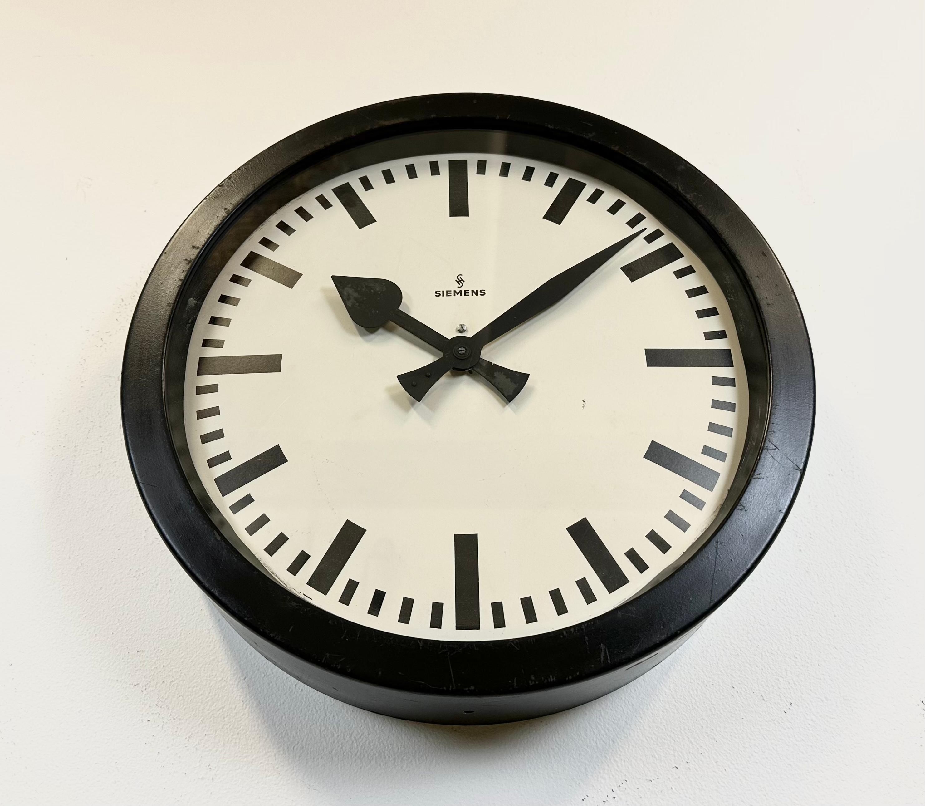 Verre Horloge murale industrielle noire de Siemens, années 1950 en vente
