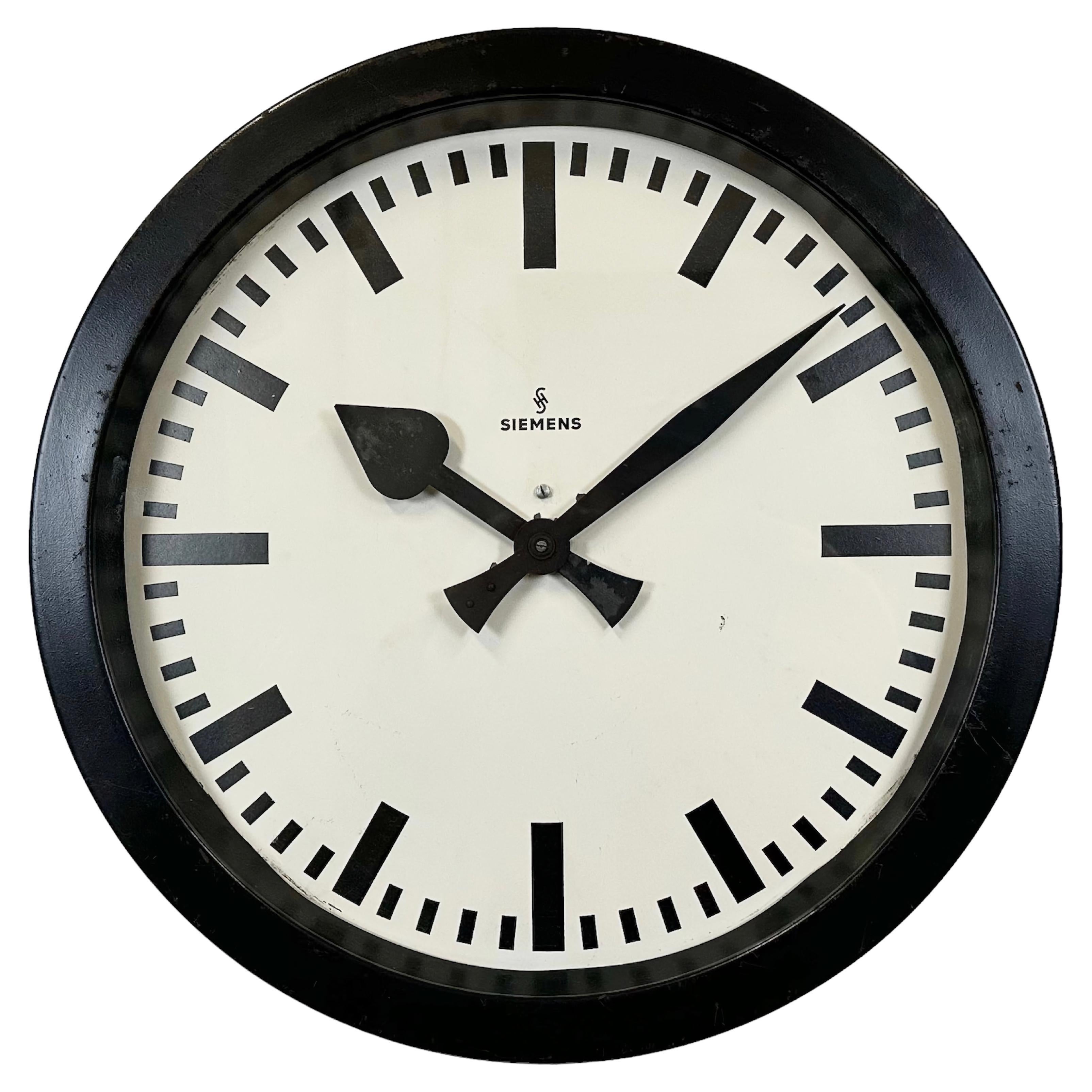Horloge murale industrielle noire de Siemens, années 1950 en vente