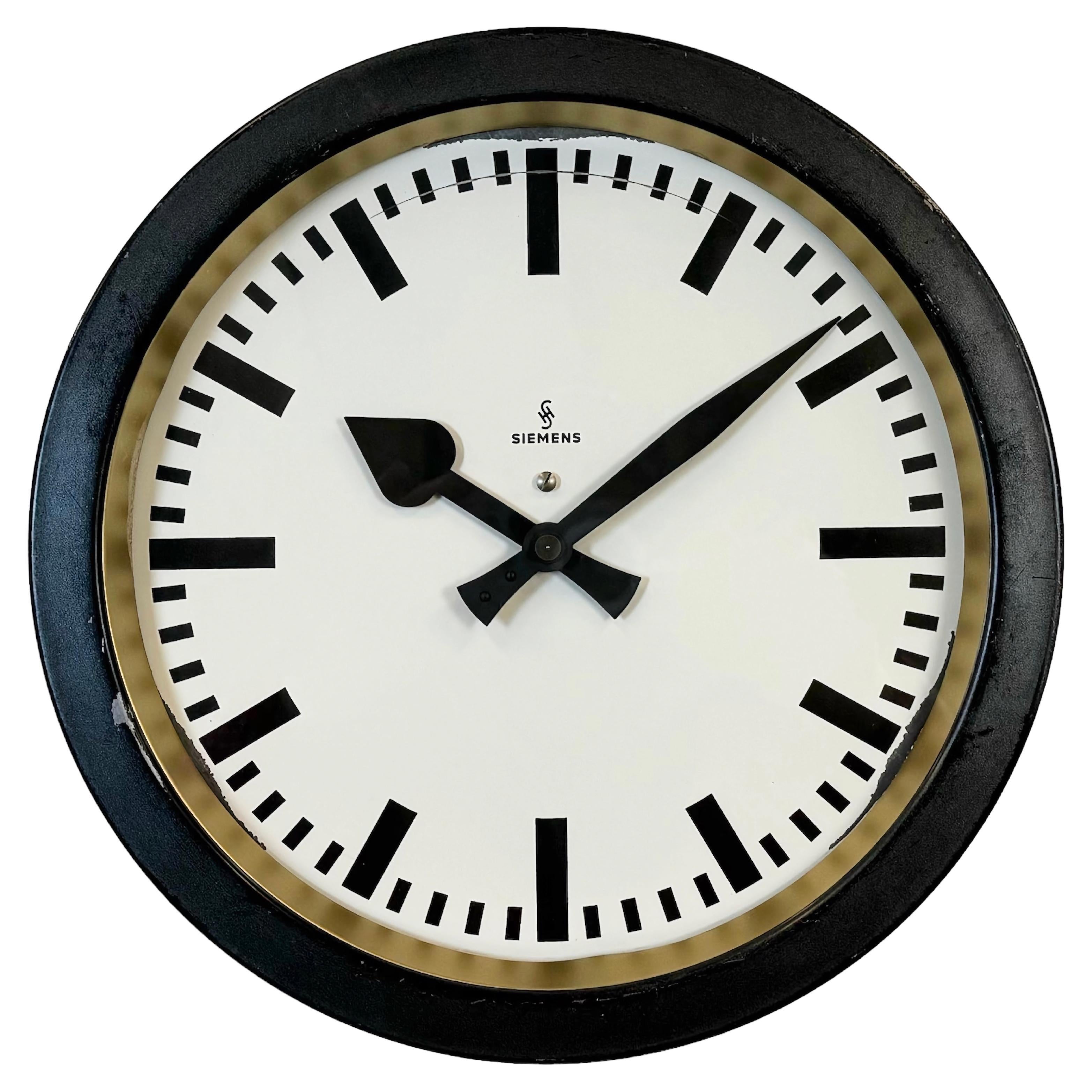 Horloge murale industrielle noire de Siemens, années 1950 en vente