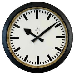 Horloge murale industrielle noire de Siemens, années 1950
