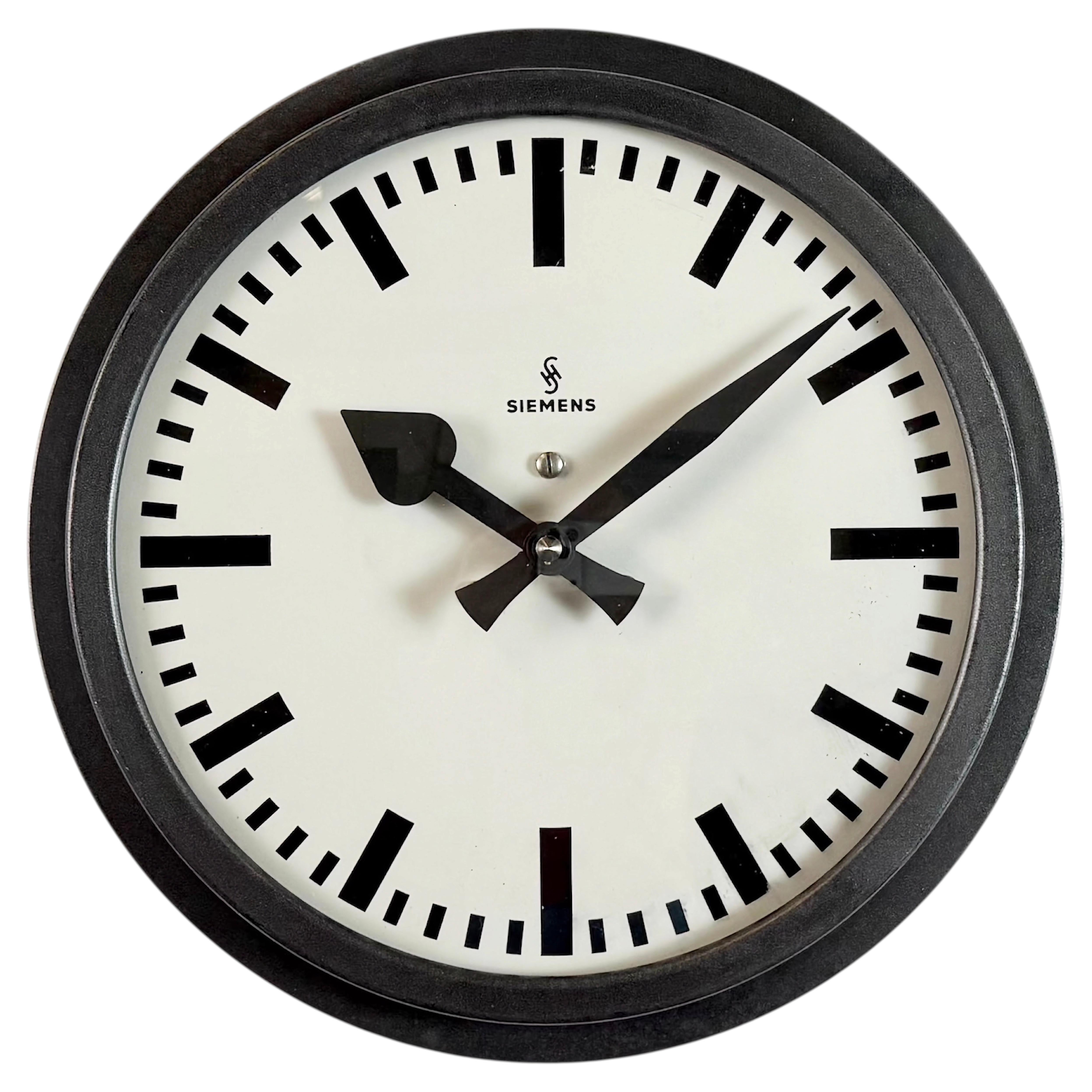 Schwarze Wanduhr aus der Industriefabrik von Siemens, 1950er Jahre im Angebot