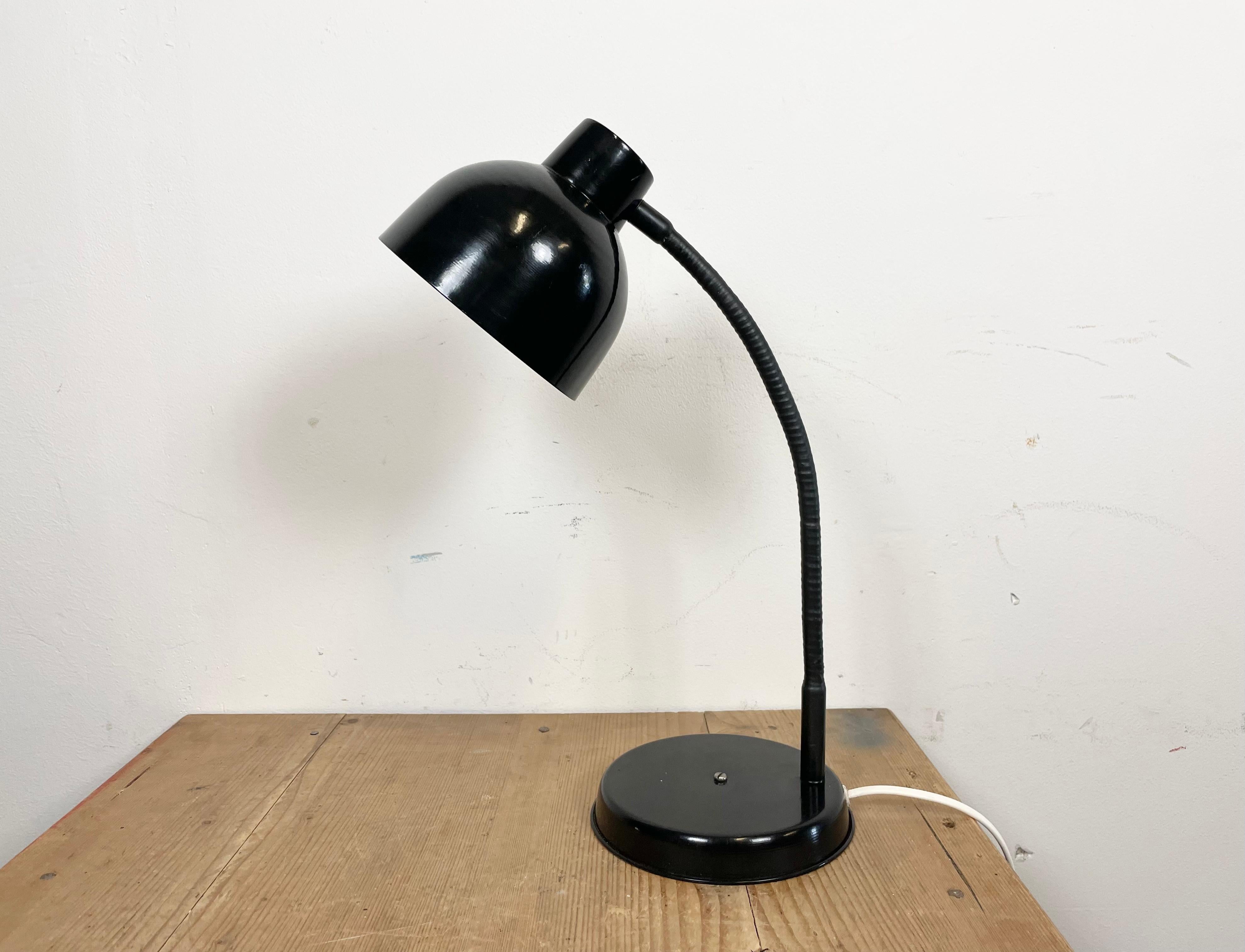 Polonais Lampe de table industrielle noire à col de cygne, années 1960 en vente