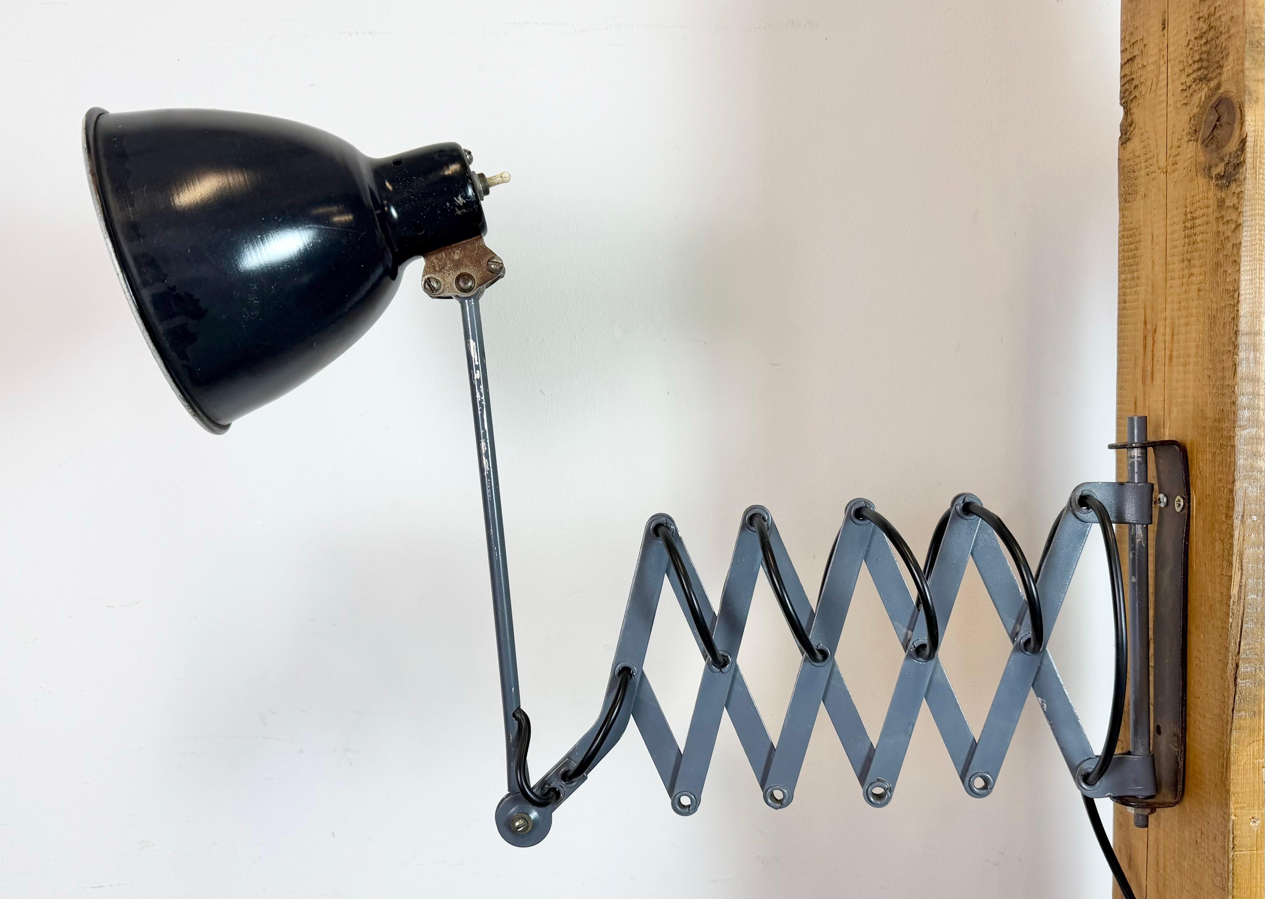 Black Industrial Soviet Scissor Wall Lamp, 1960s Ucraniano en venta