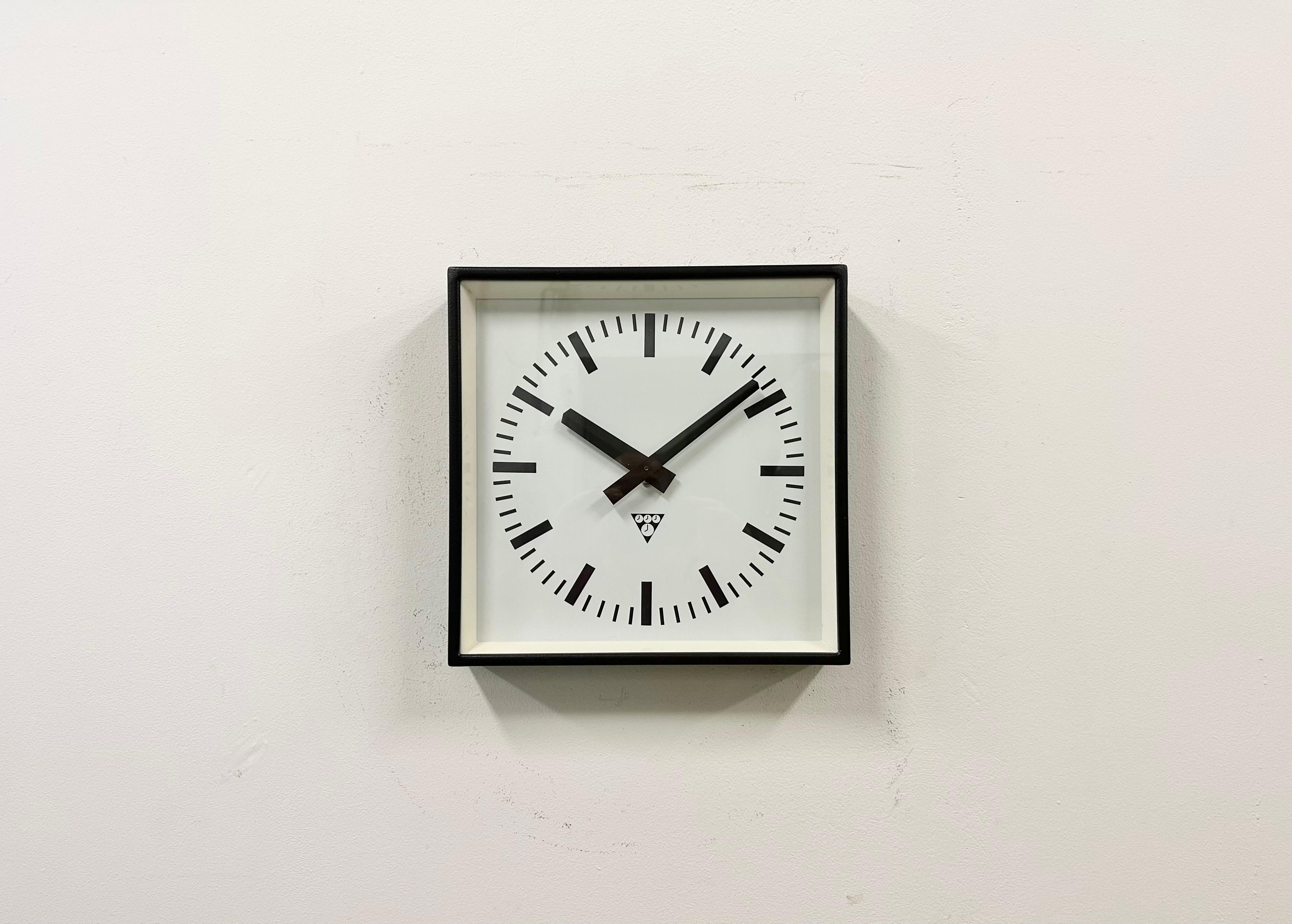 - Horloge murale conçue par Pragotron dans l'ancienne Tchécoslovaquie au cours des années 1970 et fabriquée jusque dans les années 1990.
- Utilisé dans les usines, les écoles et les gares. 
- Cadre métallique nouvellement peint en noir 
- Cadran et