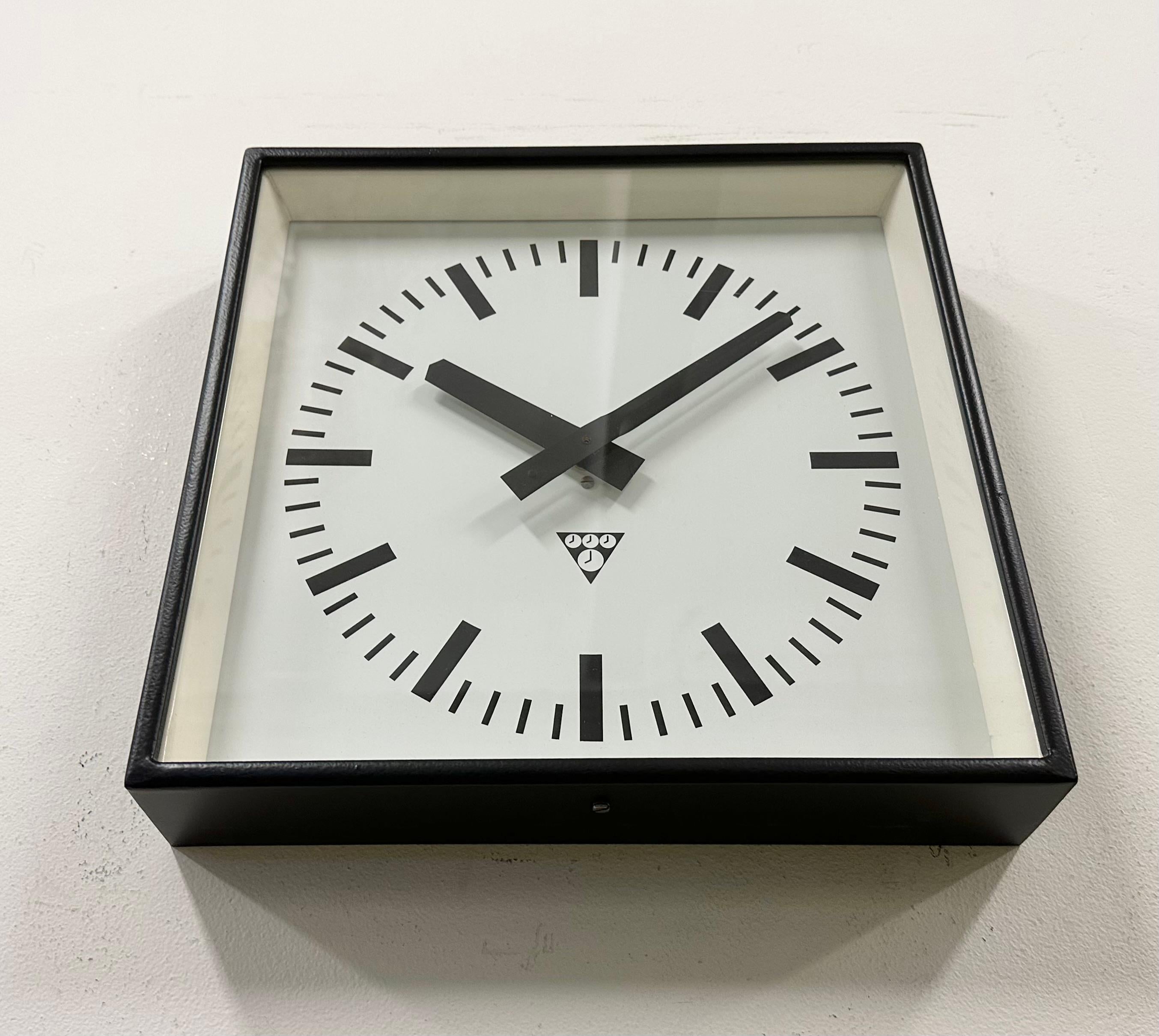 20ième siècle Horloge murale carrée industrielle noire de Pragotron, 1970 en vente