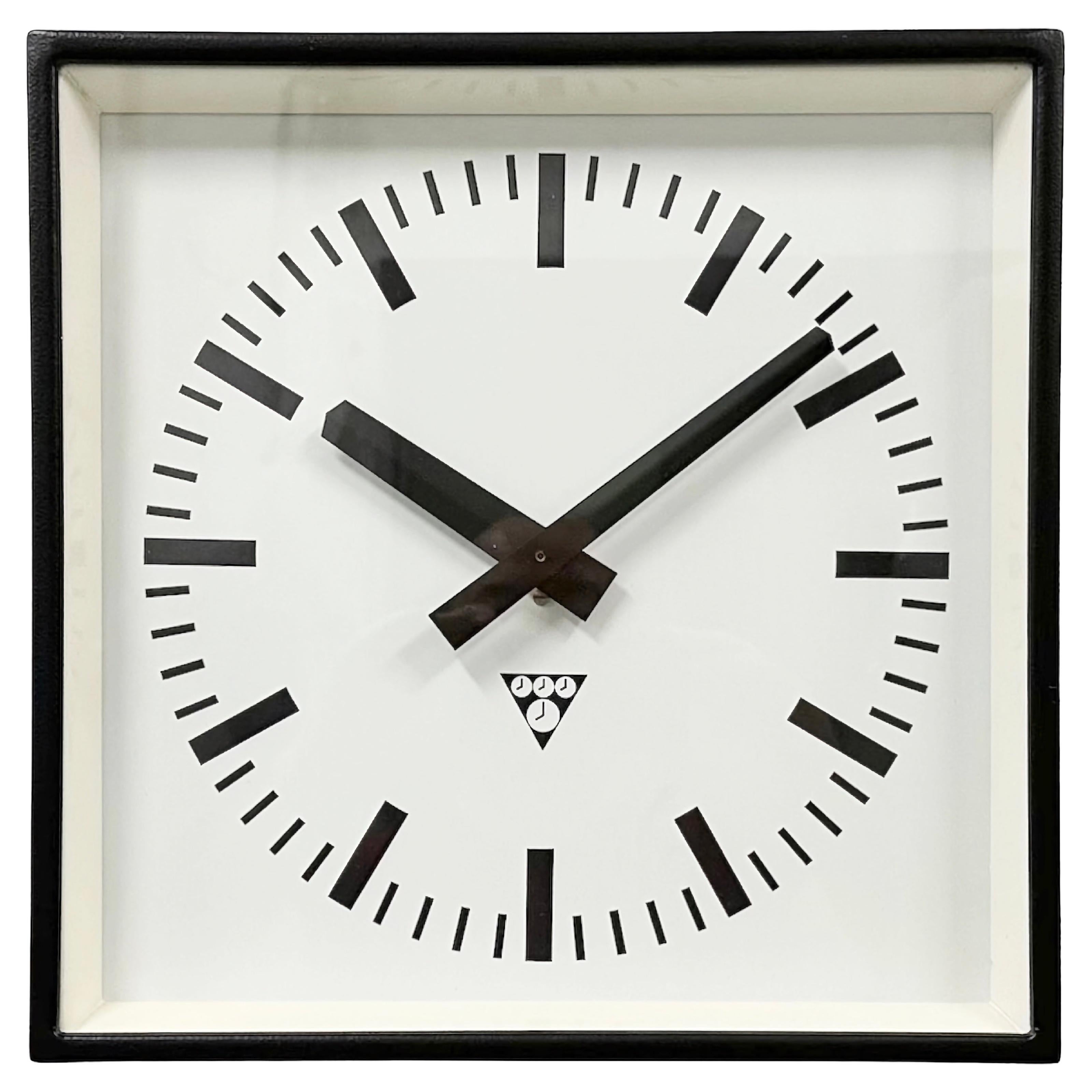 Horloge murale carrée industrielle noire de Pragotron, 1970 en vente