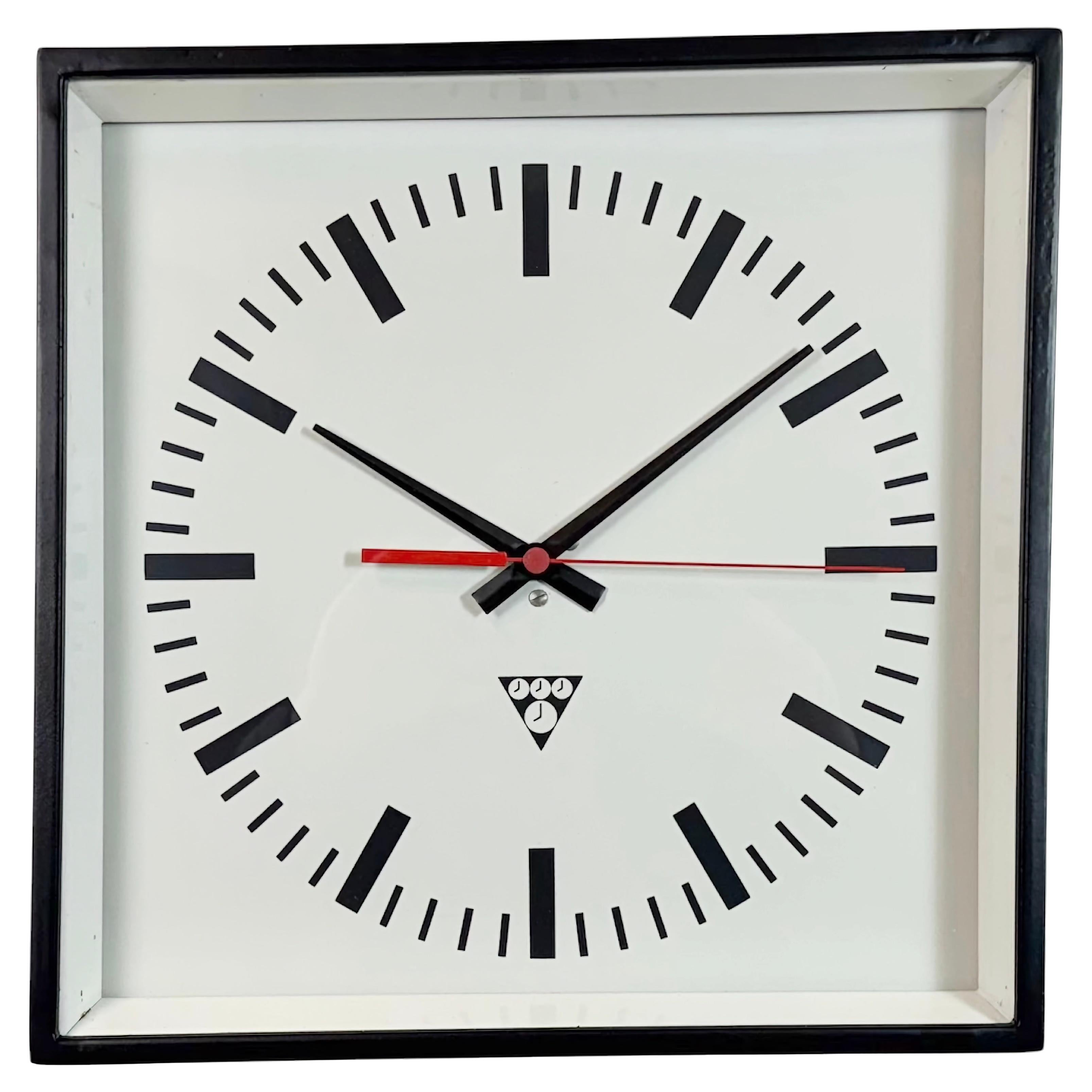 Reloj de pared cuadrado industrial negro de Pragotron, años 70