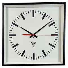 Reloj de pared cuadrado industrial negro de Pragotron, años 70