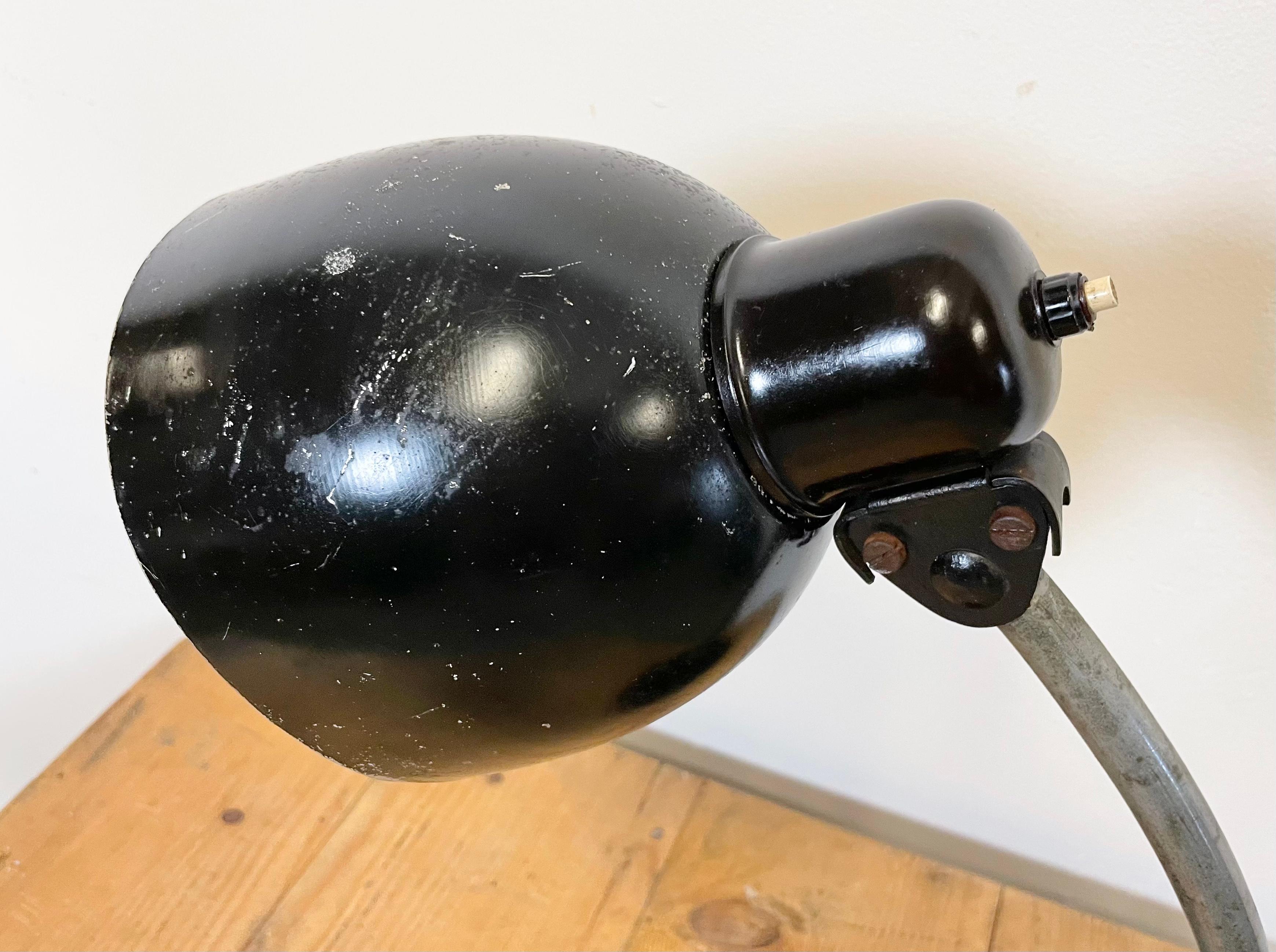 Tchèque Lampe de table industrielle noire, années 1950 en vente