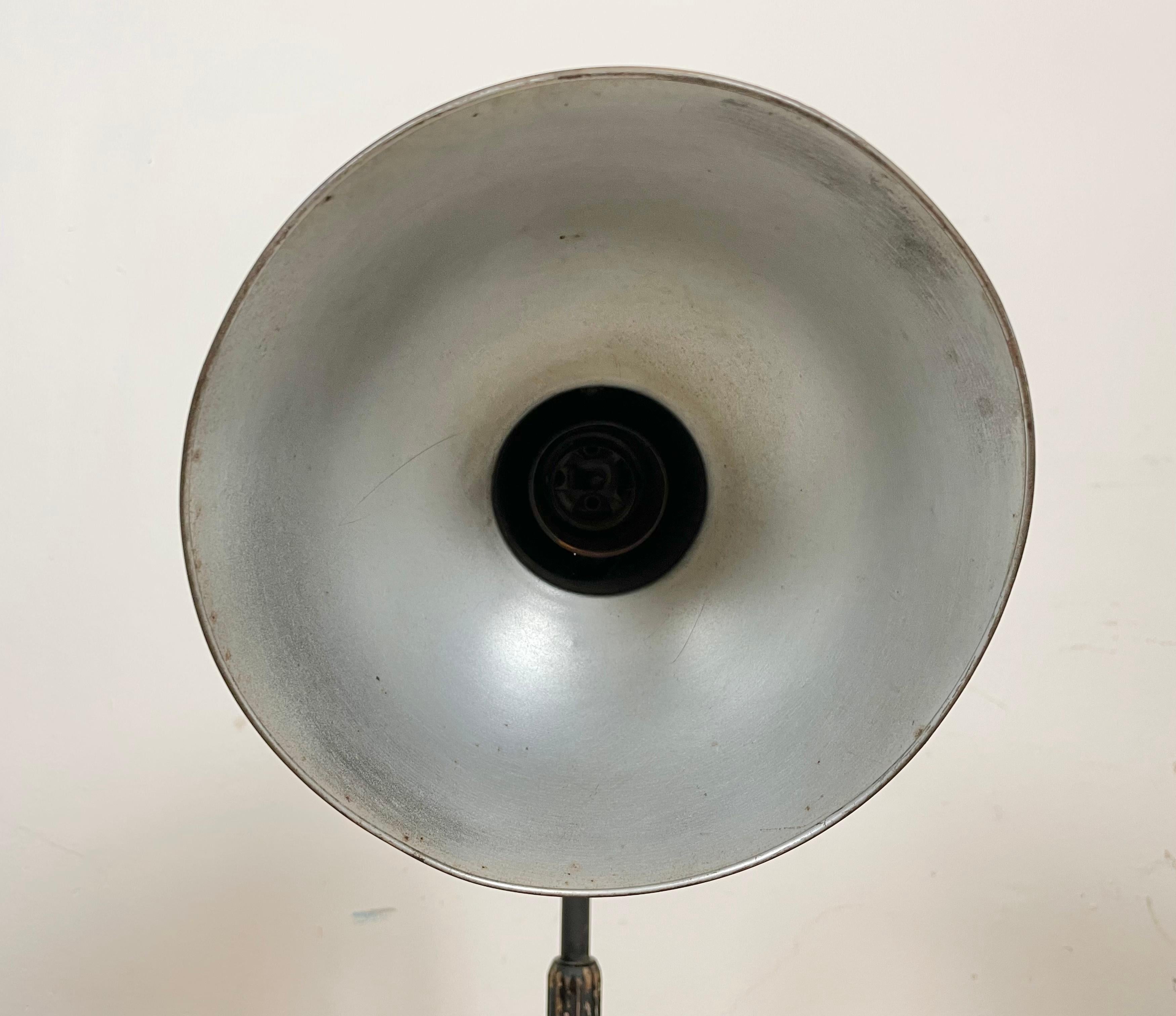 Lampe de table industrielle noire d'Hermann, années 1930 en vente 2