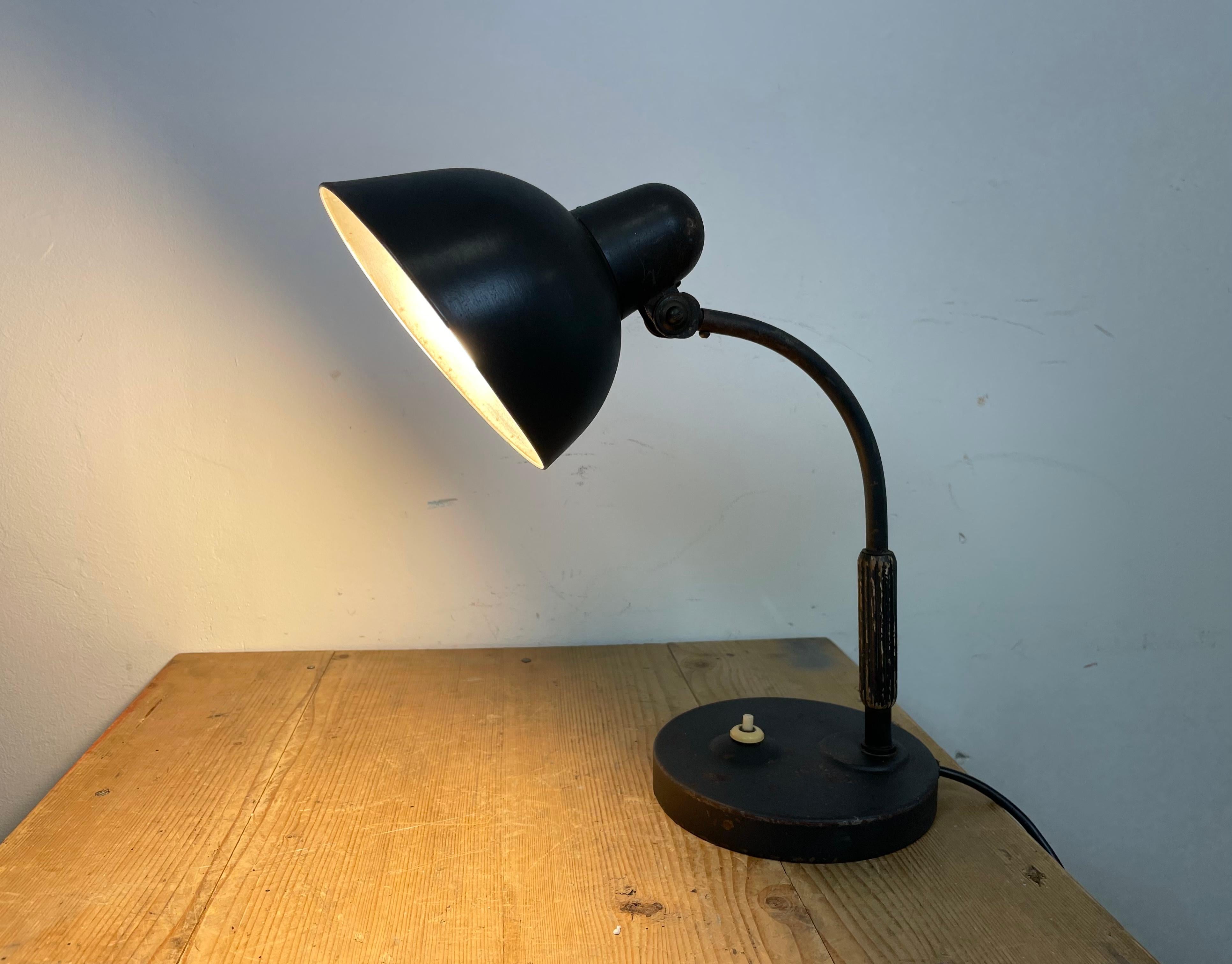 Lampe de table industrielle noire d'Hermann, années 1930 en vente 6